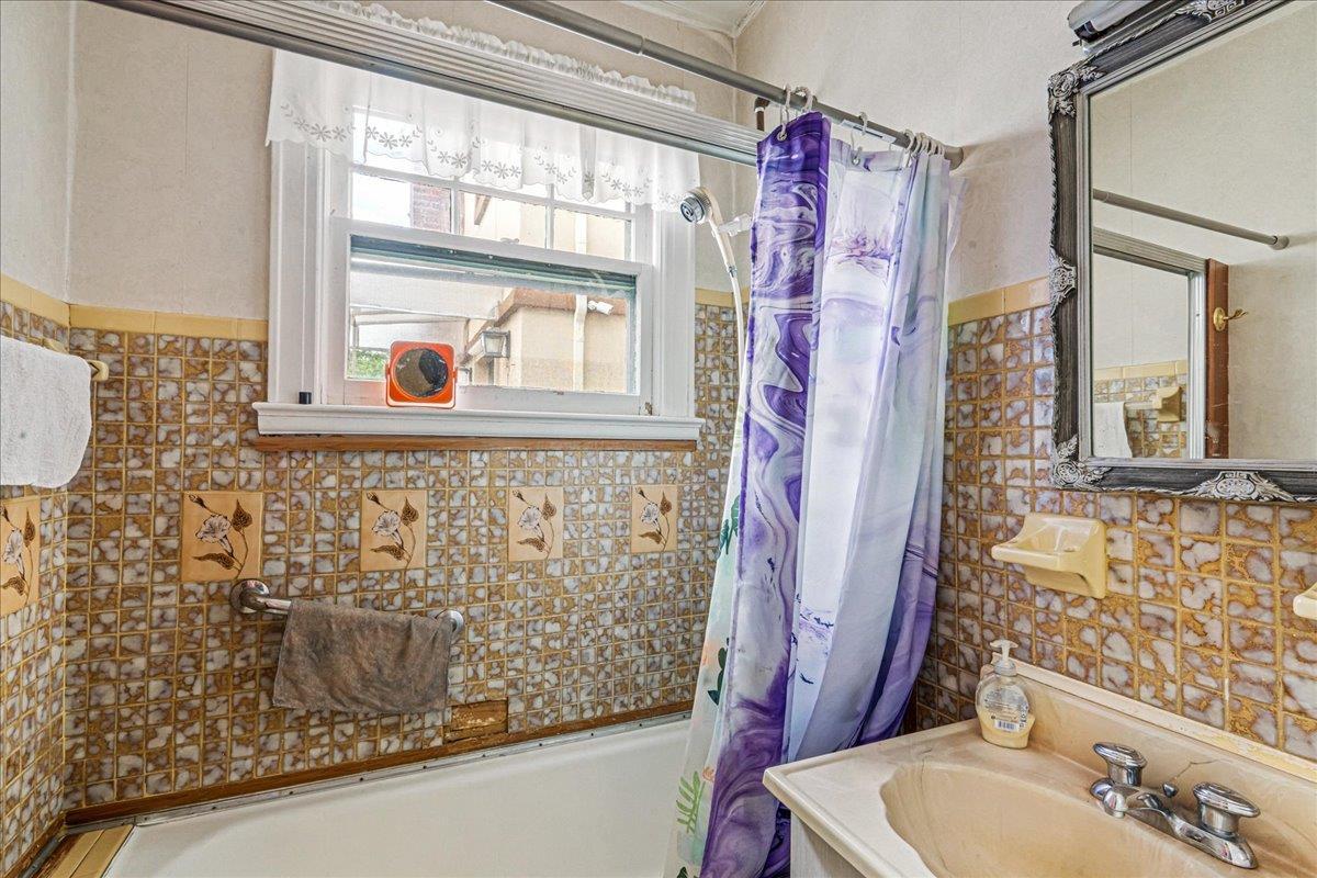Single Family Cryders  Queens, NY 11357, MLS-886312-12