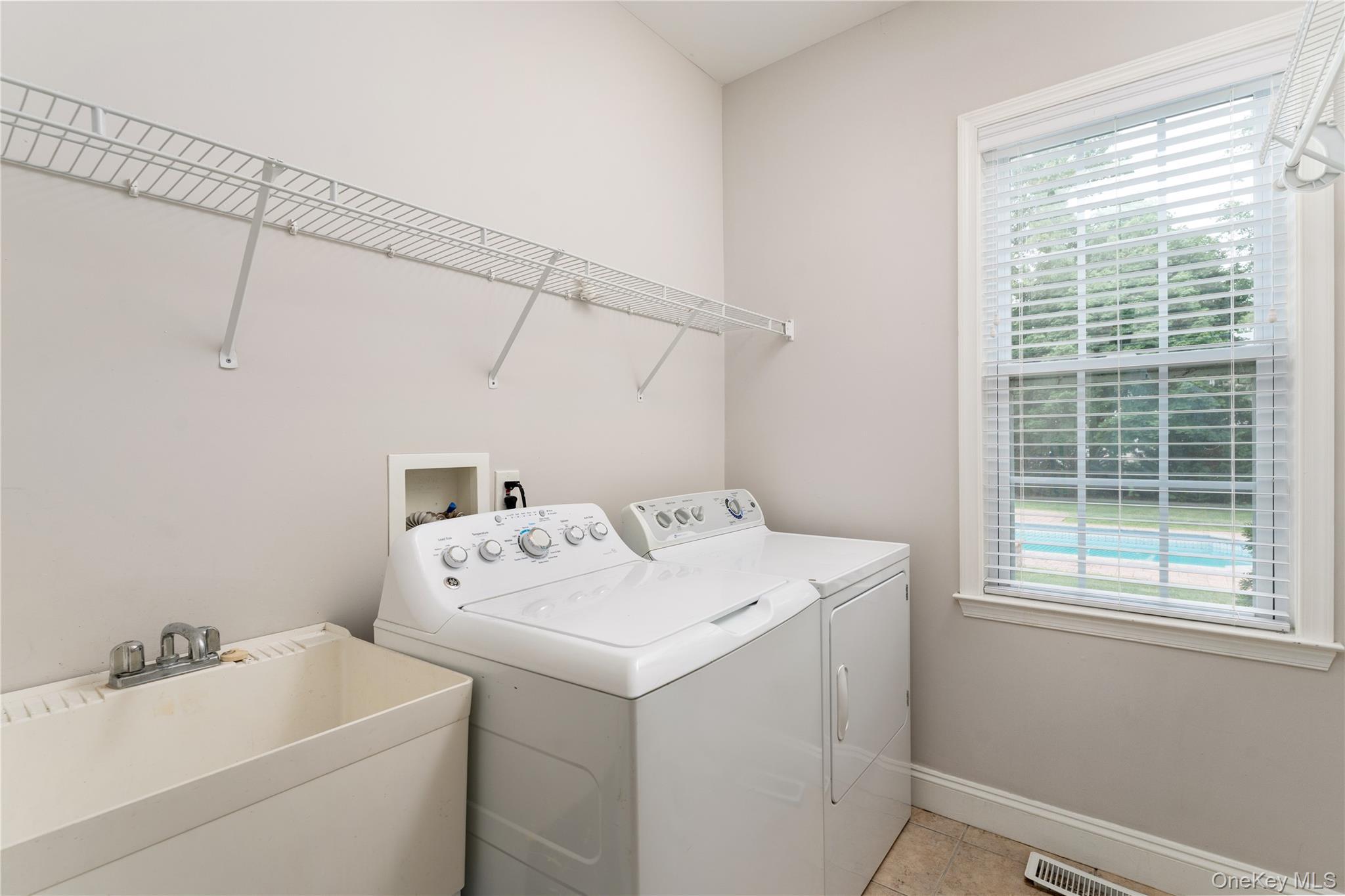 Single Family Avolet  Suffolk County, NY 11766, MLS-887117-25