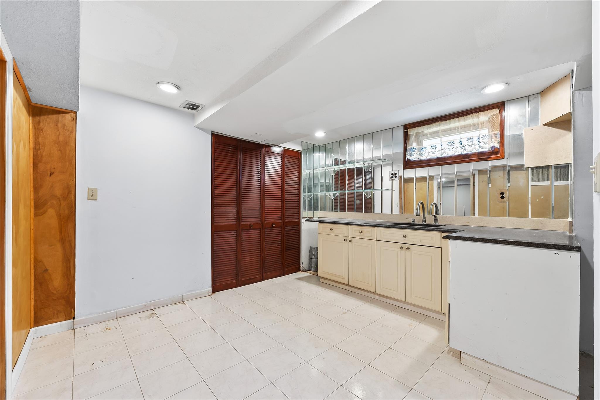 Single Family 11th  Queens, NY 11357, MLS-887119-34
