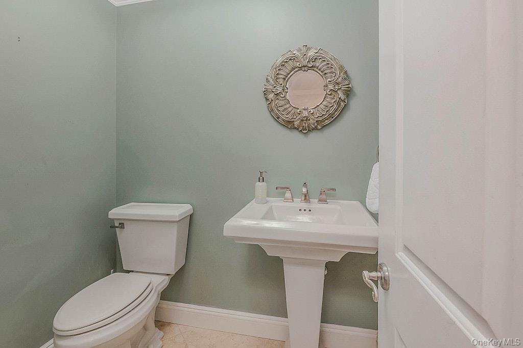 Single Family Sherwood Gate Nassau County, NY 11771, MLS-887406-21