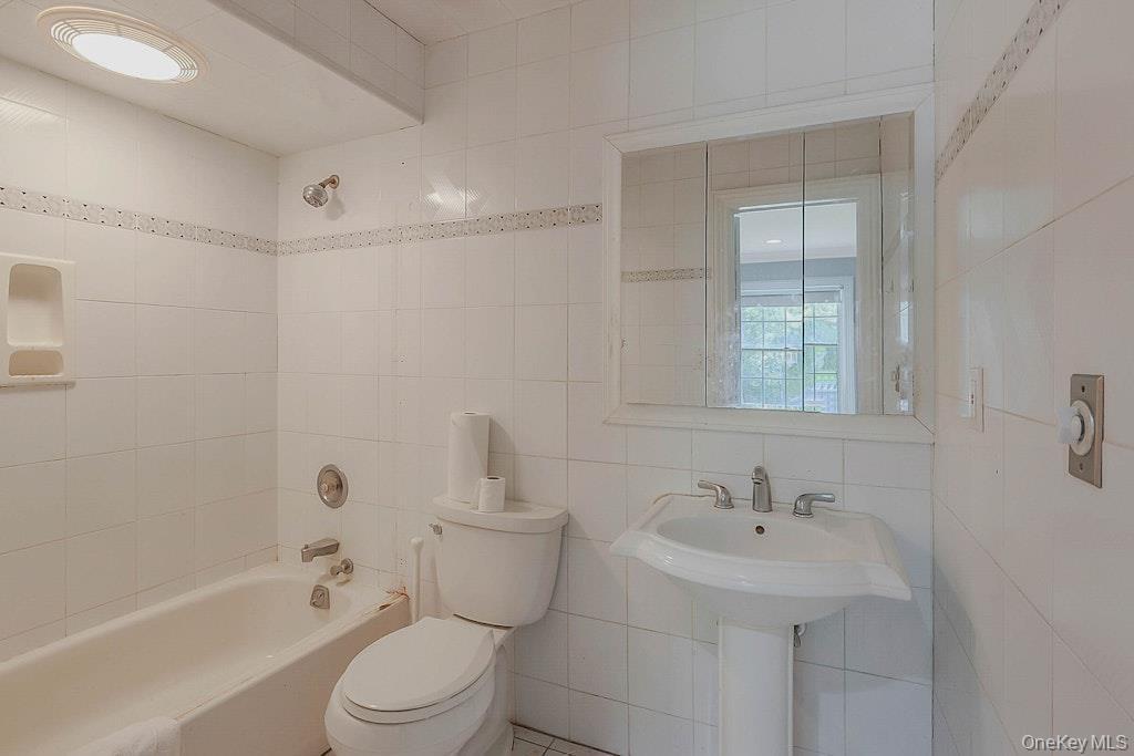 Single Family Sherwood Gate Nassau County, NY 11771, MLS-887406-22