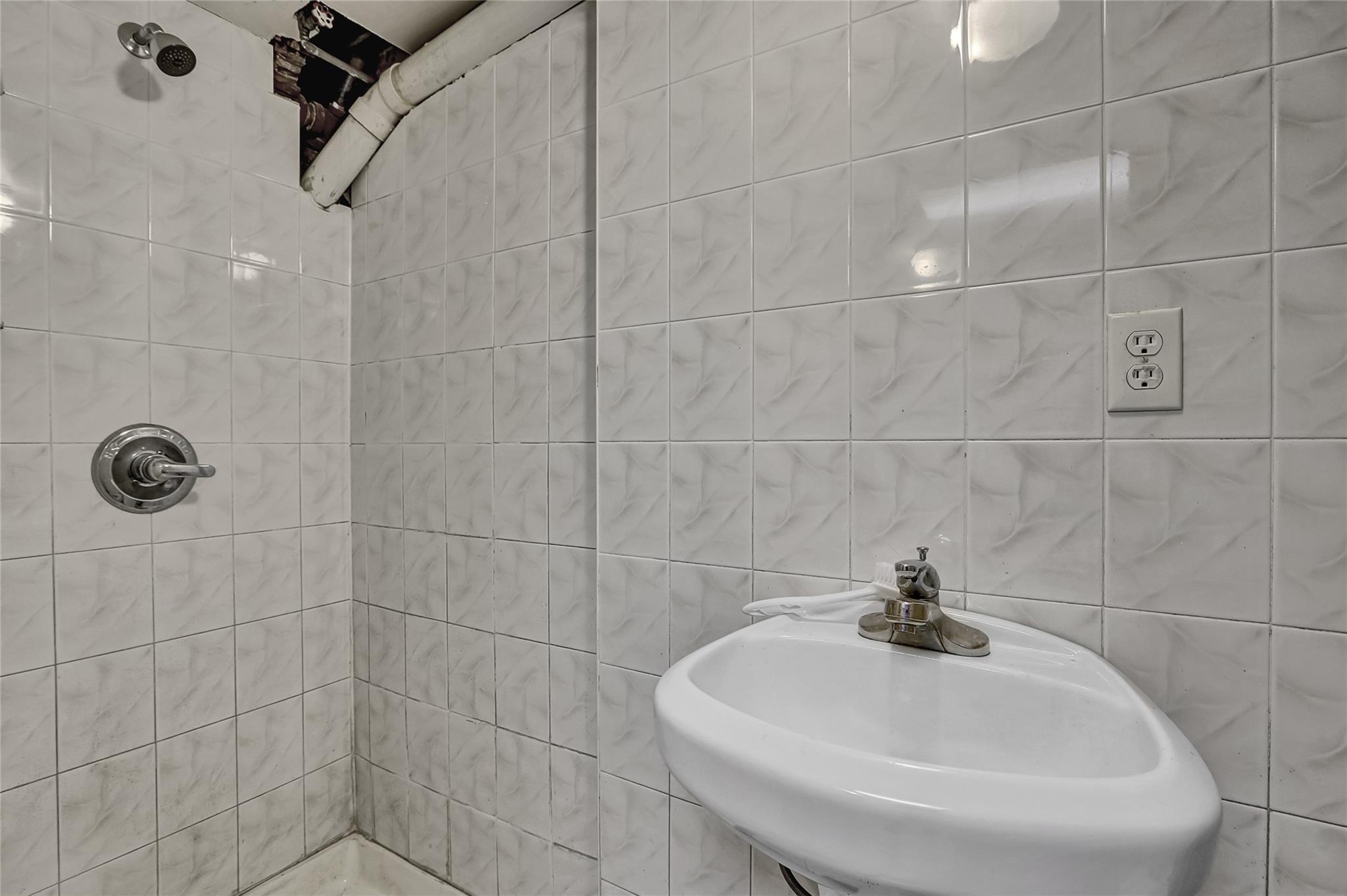 Single Family 213th  Queens, NY 11364, MLS-887528-20