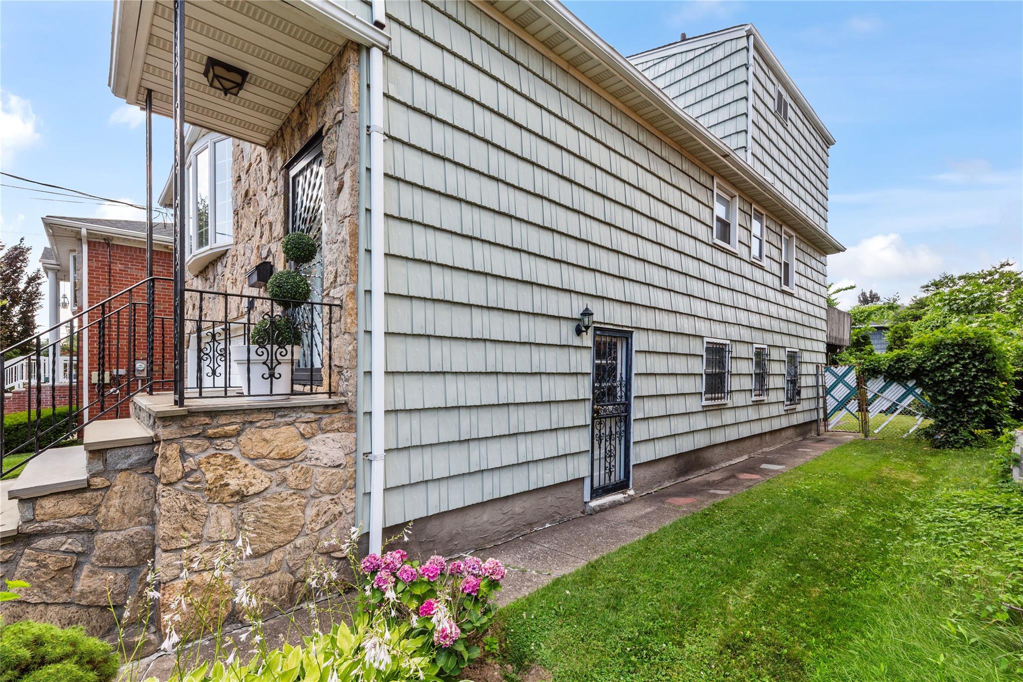 Single Family 11th  Queens, NY 11357, MLS-887538-4