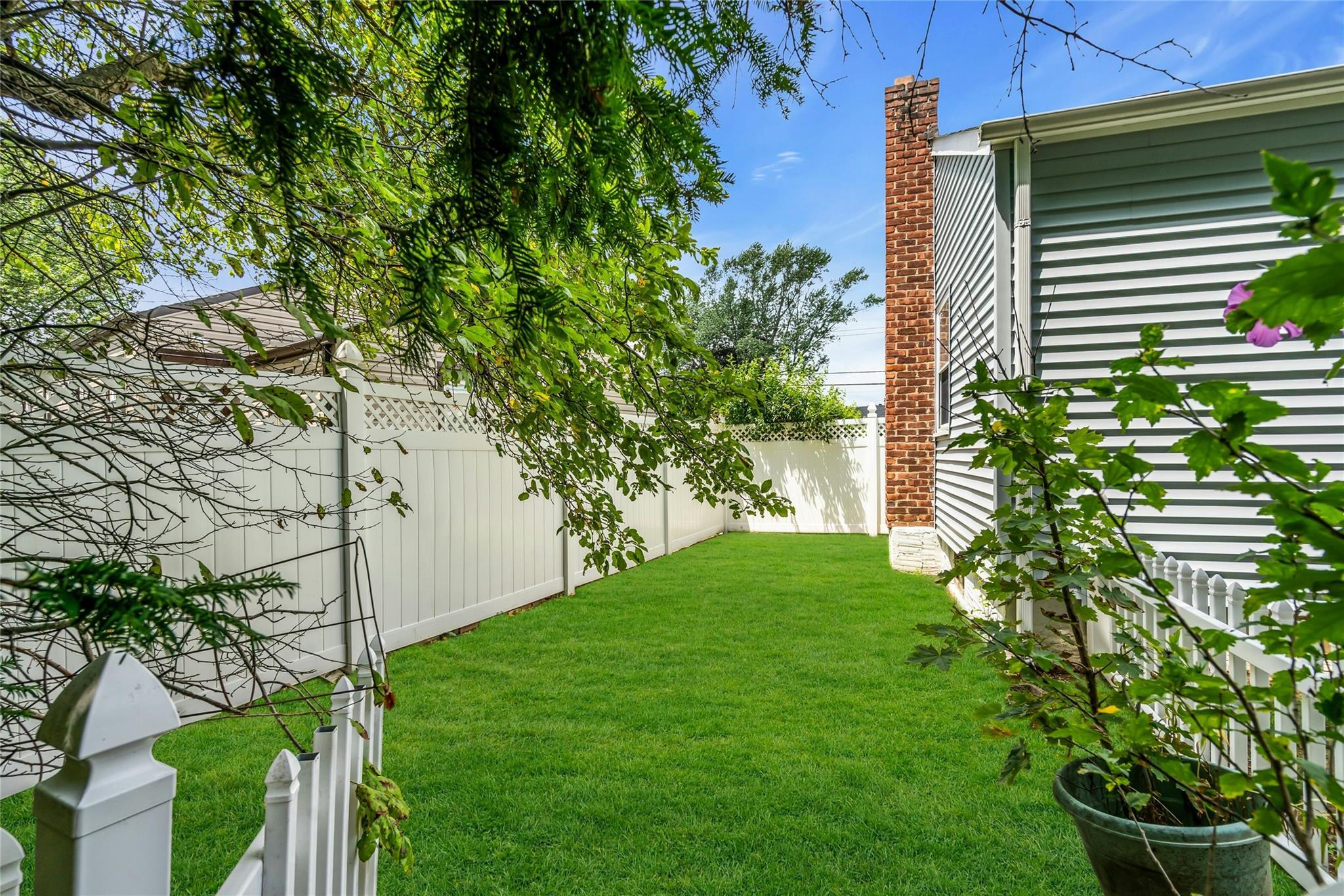 Single Family Robert  Suffolk County, NY 11743, MLS-887816-26