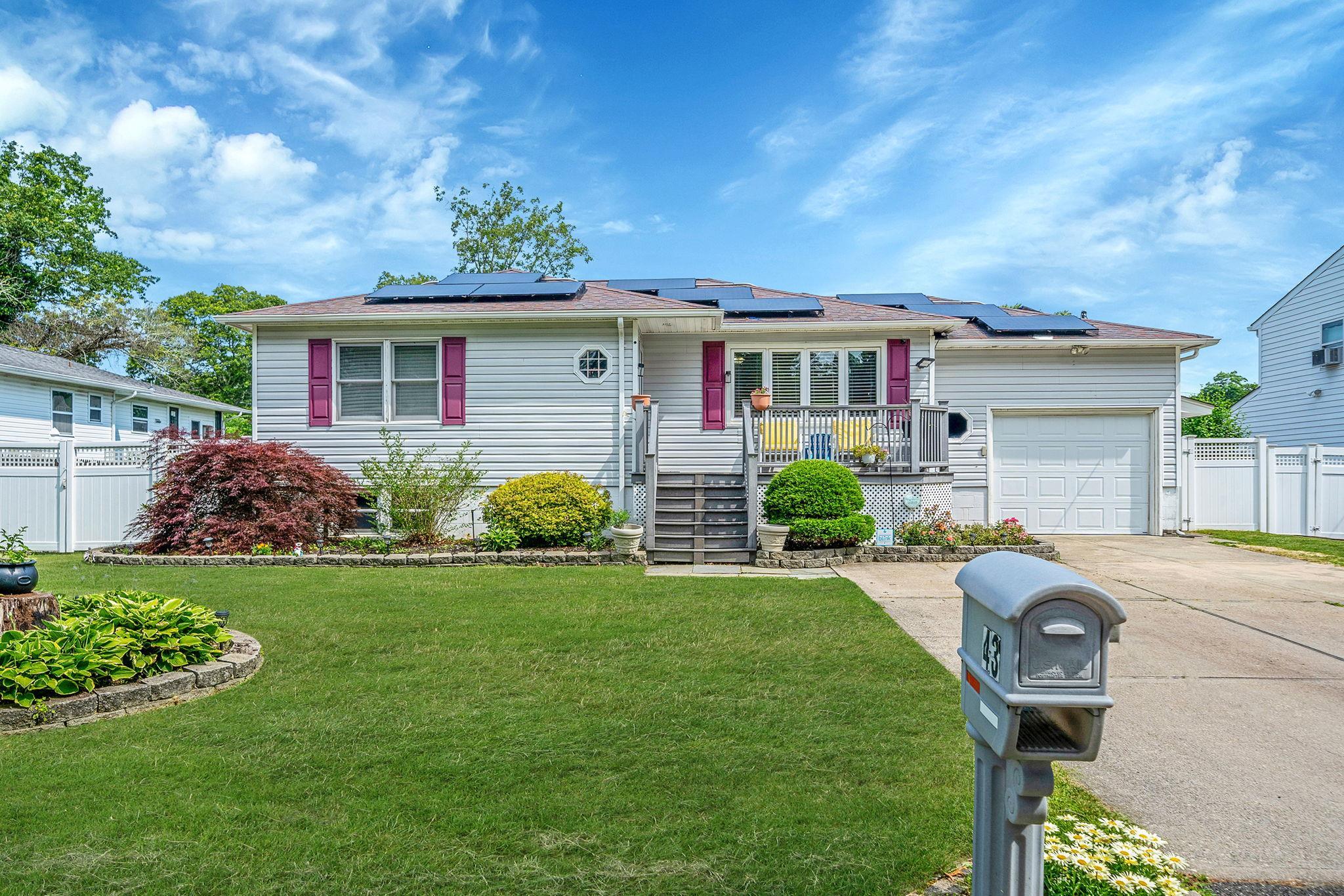 Single Family Ranch  Suffolk County, NY 11967, MLS-888095-2