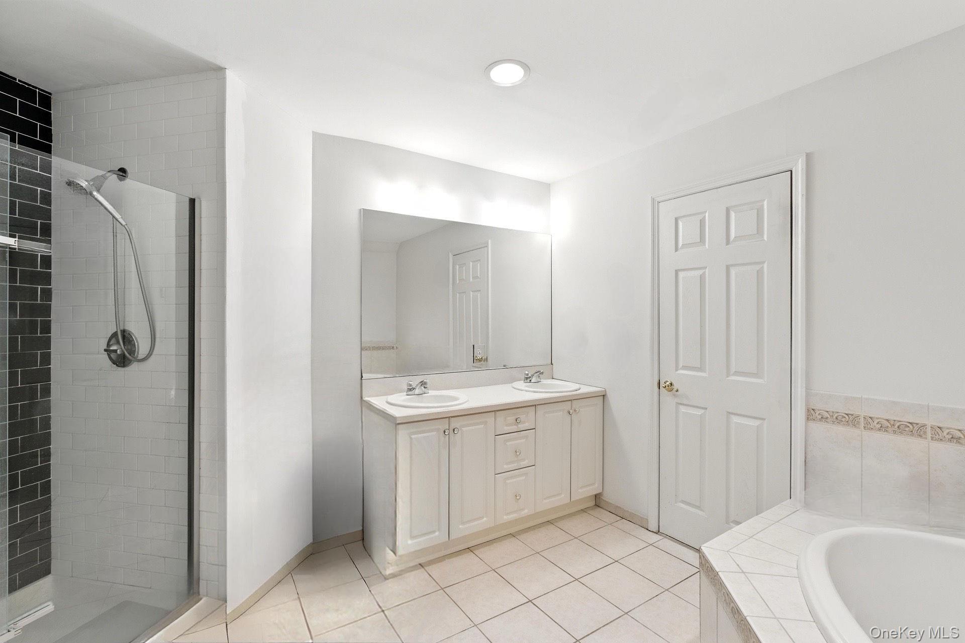 Condo Sunflower Ridge Suffolk County, NY 11720, MLS-888334-10