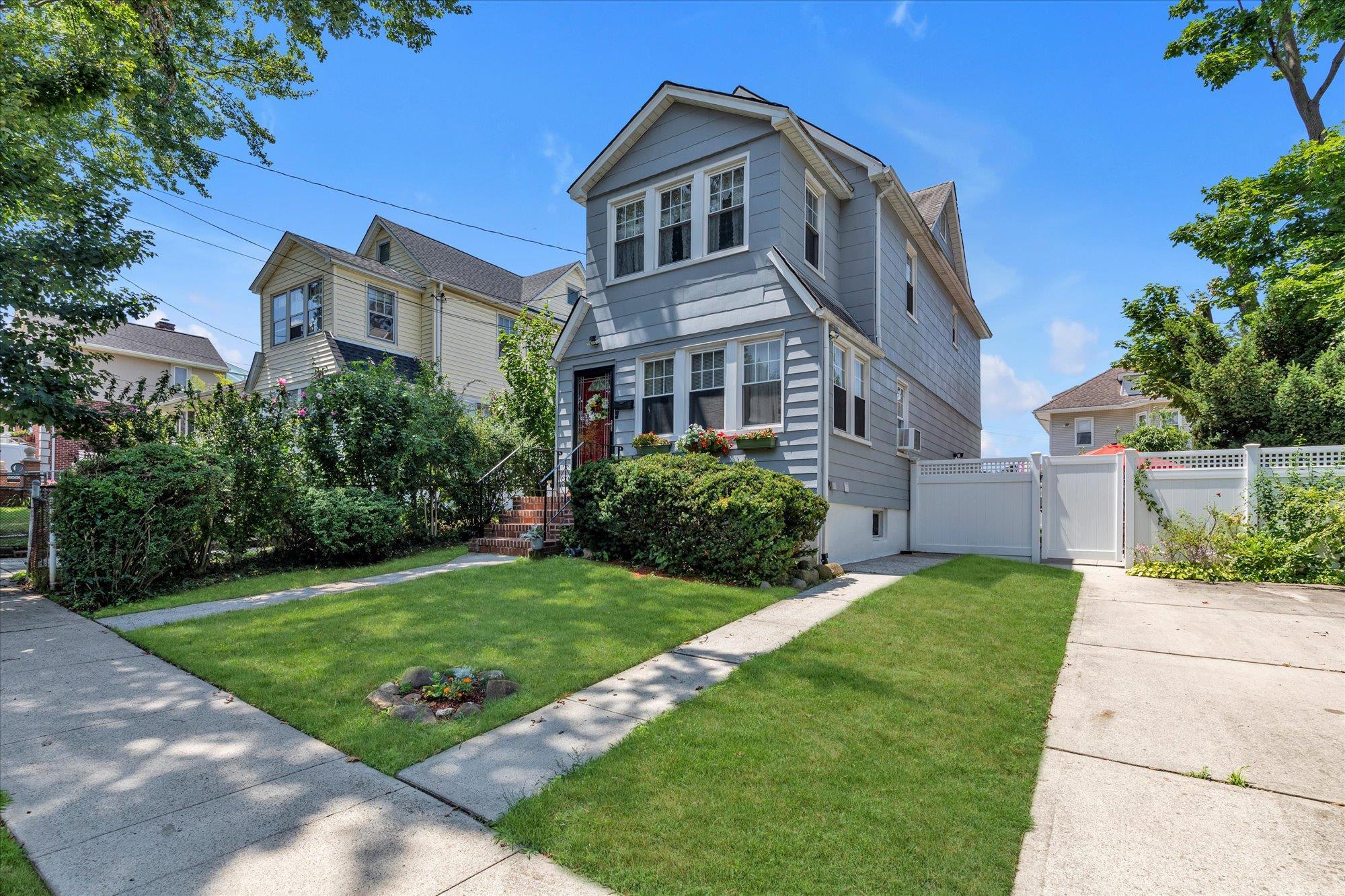 Single Family 213th  Queens, NY 11360, MLS-888641-17
