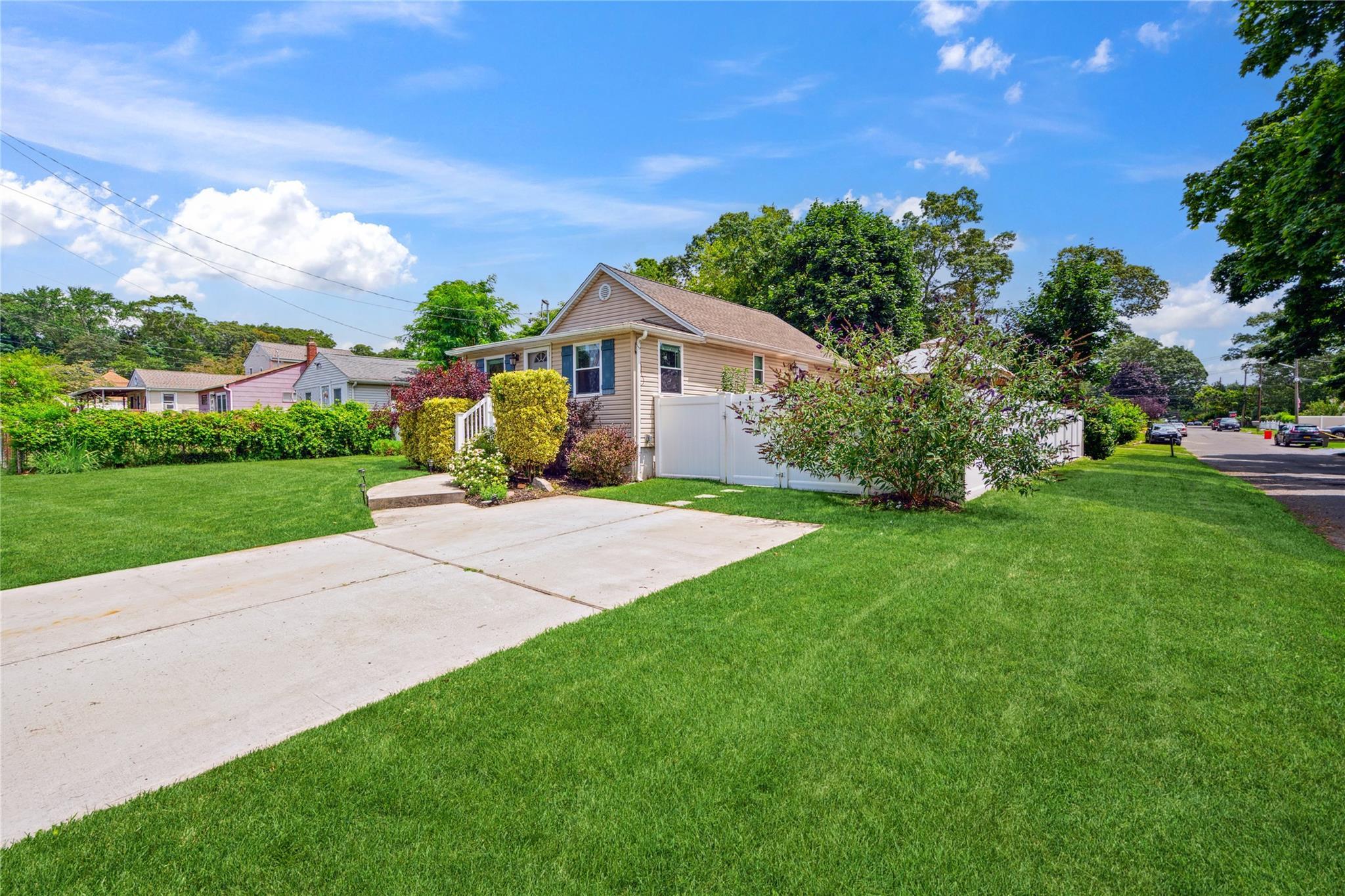 Single Family Woodycrest  Suffolk County, NY 11738, MLS-888993-2
