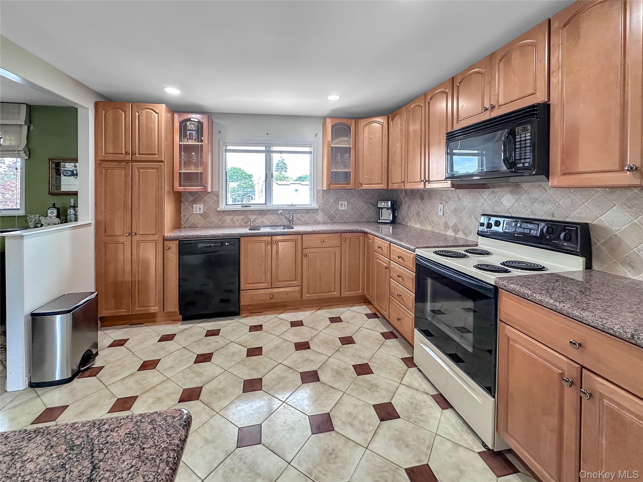 Single Family Crescent  Suffolk County, NY 11735, MLS-889543-5