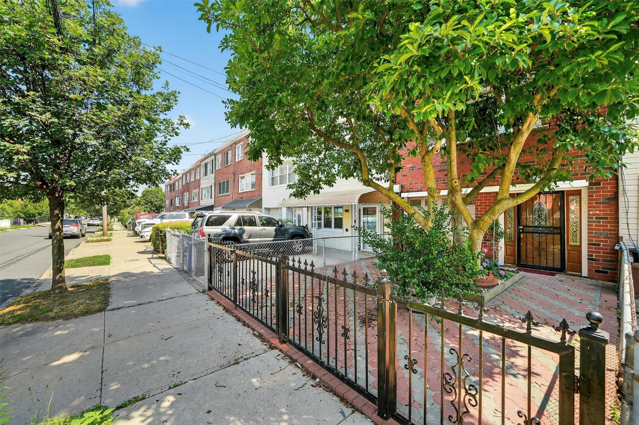 Single Family Huntington  Bronx, NY 10465, MLS-889812-2