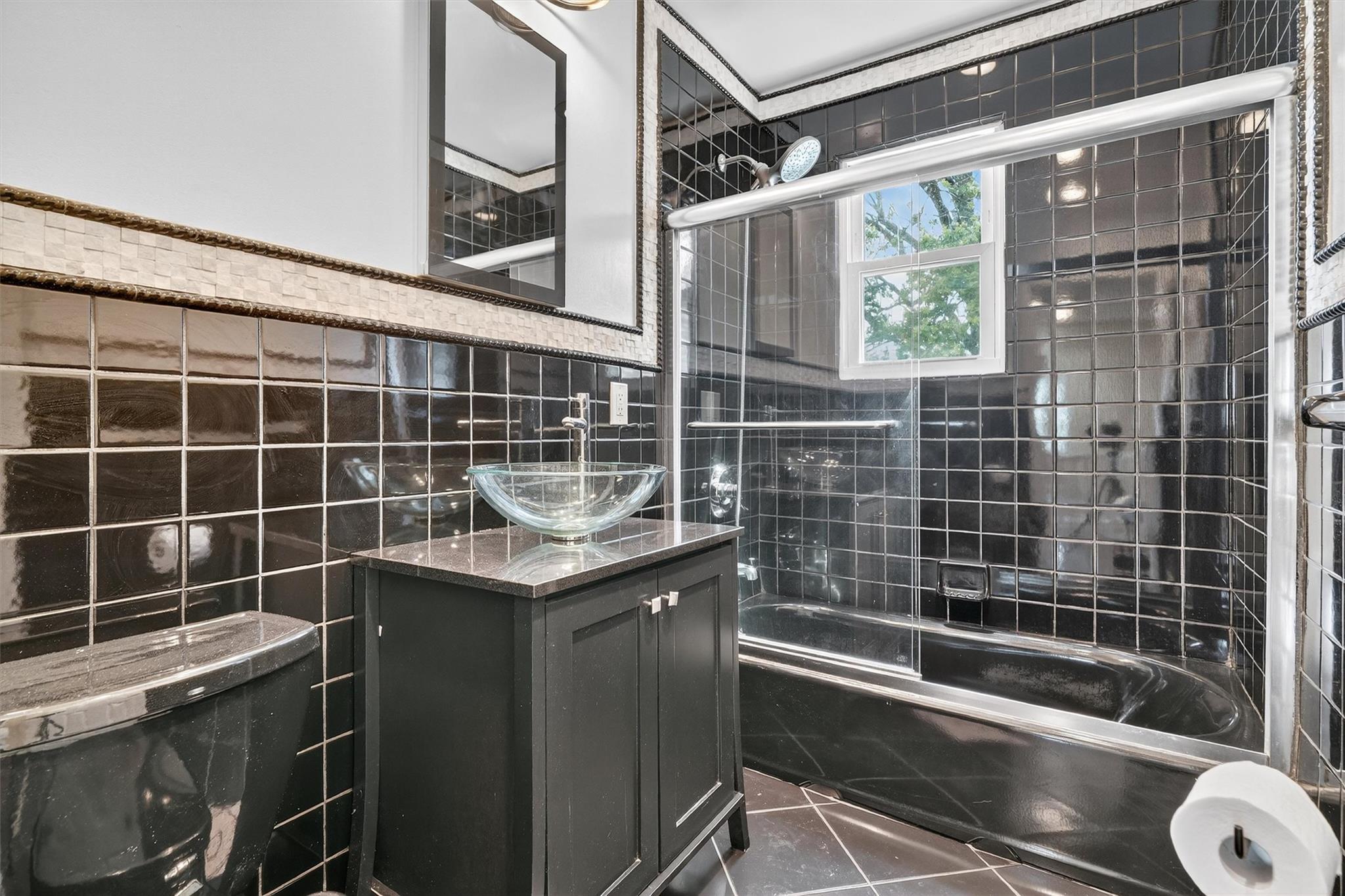 Single Family Huntington  Bronx, NY 10465, MLS-889812-23