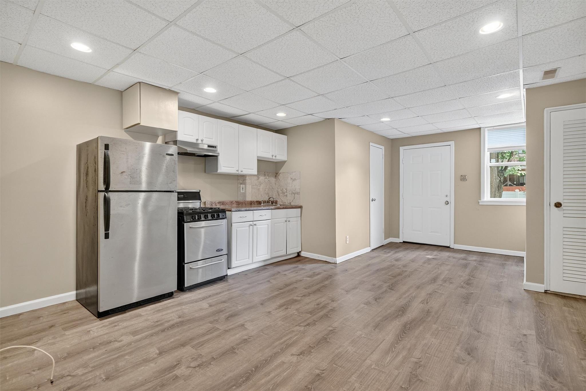 Single Family Huntington  Bronx, NY 10465, MLS-889812-24