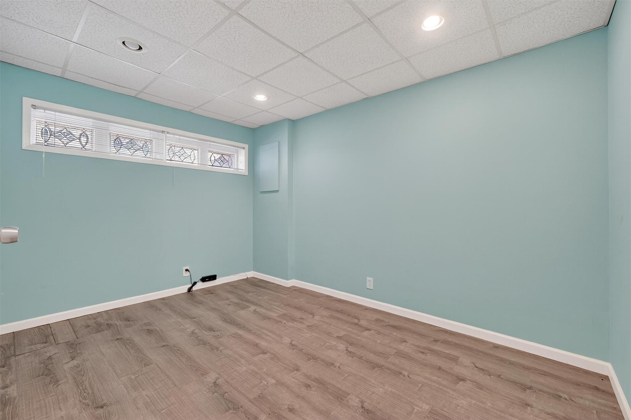 Single Family Huntington  Bronx, NY 10465, MLS-889812-28