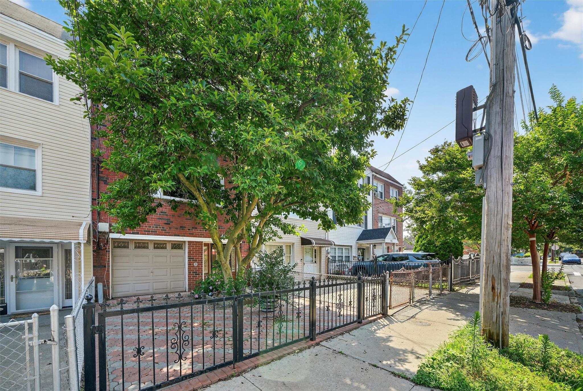 Single Family Huntington  Bronx, NY 10465, MLS-889812-3