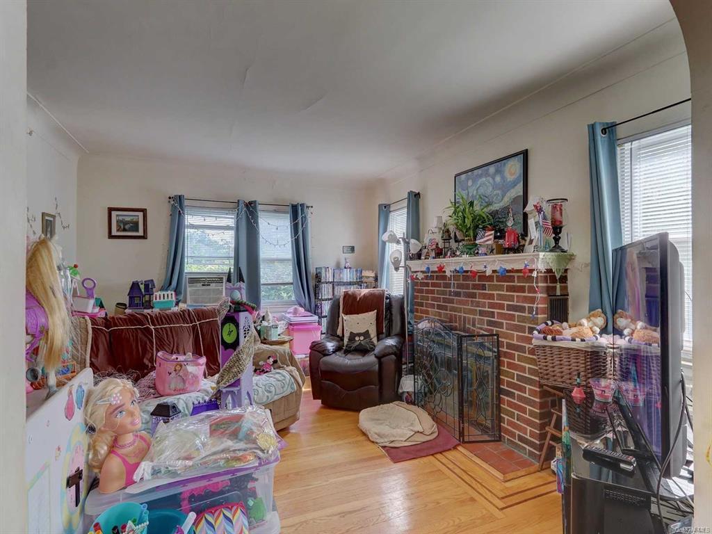 Single Family 5th  Suffolk County, NY 11731, MLS-889848-5