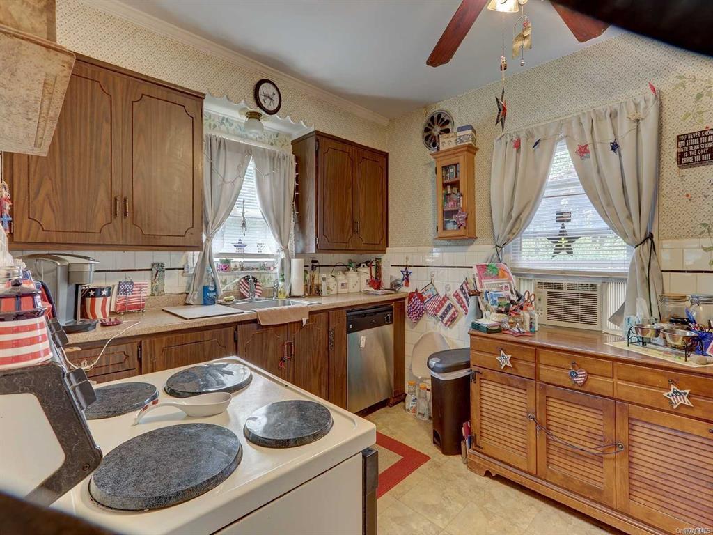 Single Family 5th  Suffolk County, NY 11731, MLS-889848-8