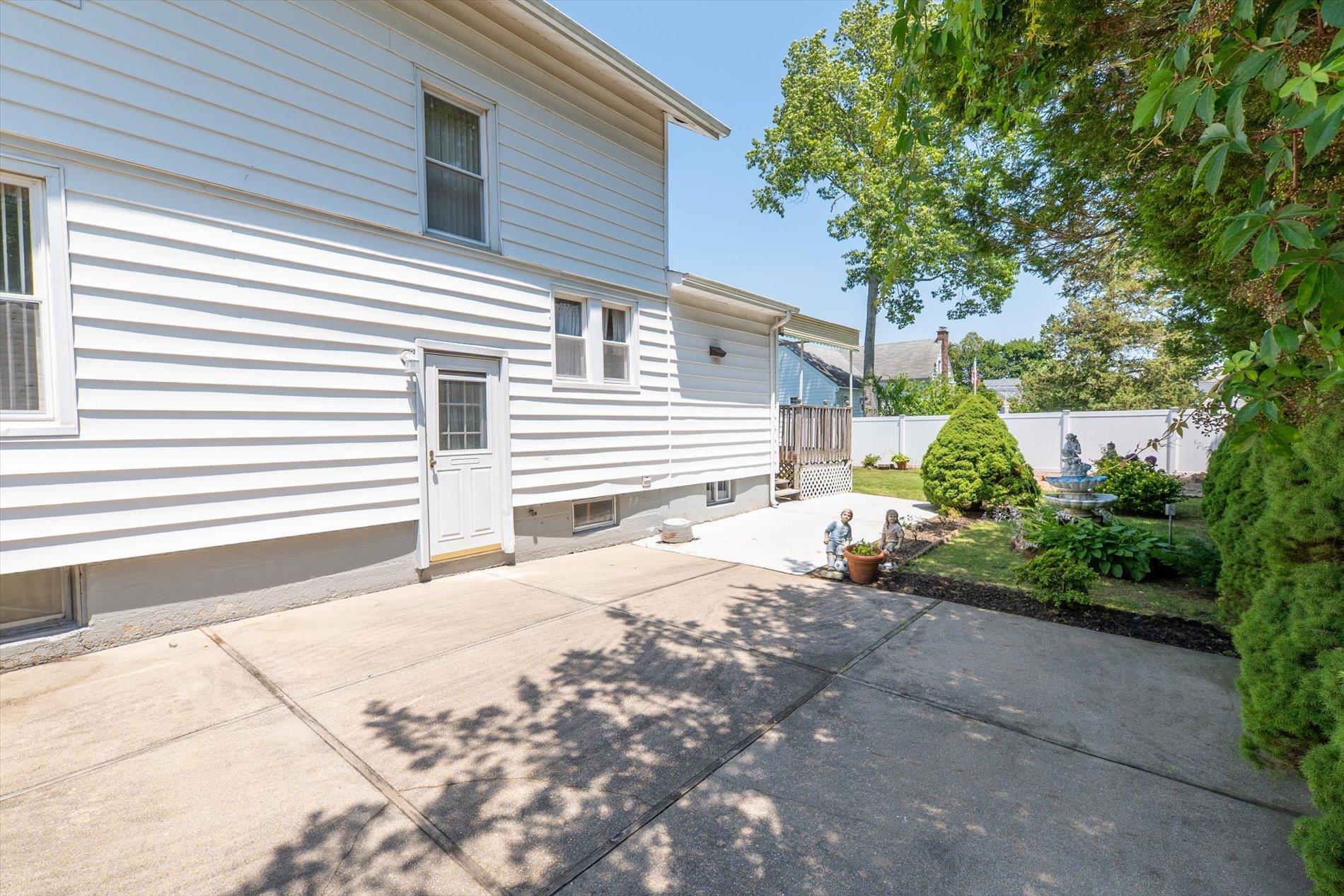 Single Family 3rd  Suffolk County, NY 11757, MLS-889930-22