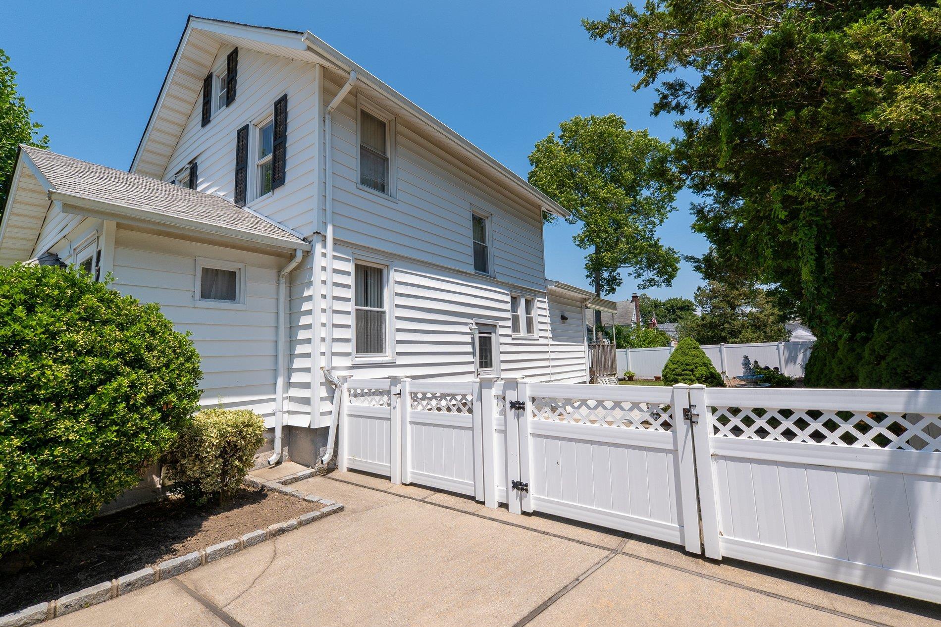 Single Family 3rd  Suffolk County, NY 11757, MLS-889930-4