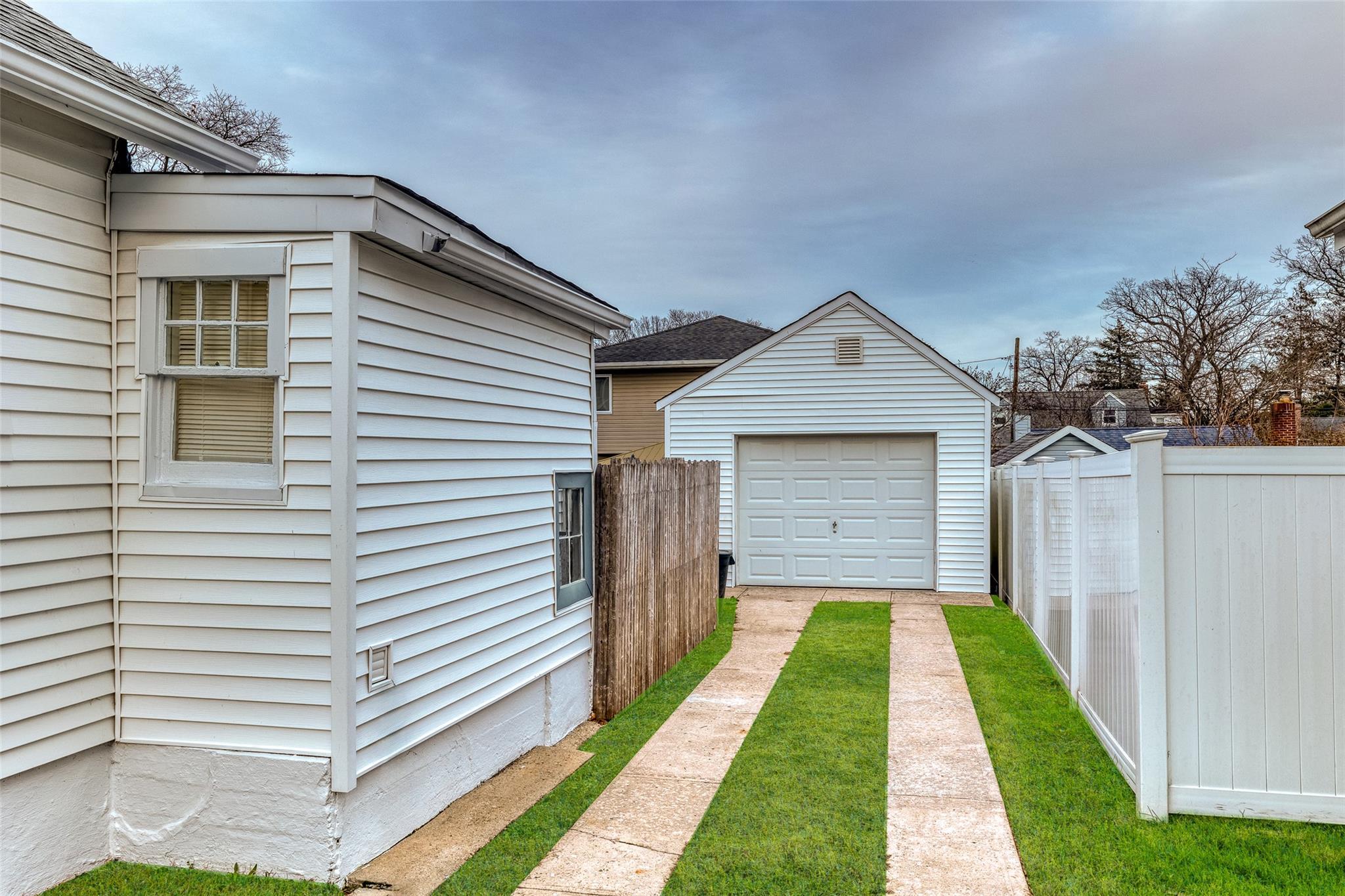 Single Family Jefferson  Nassau County, NY 11710, MLS-890422-31