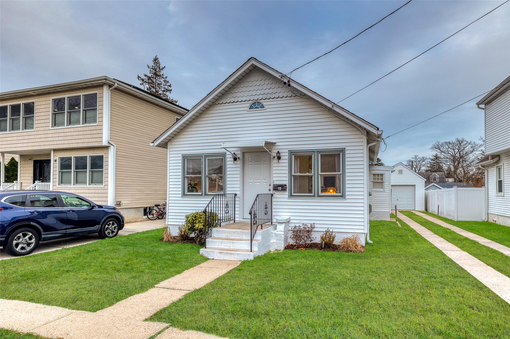 Single Family Jefferson  Nassau County, NY 11710, MLS-890422-32