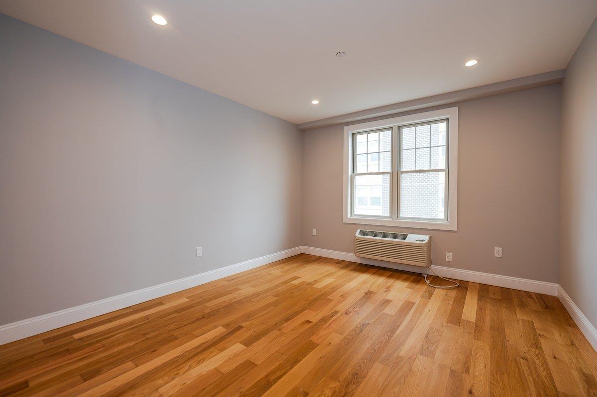 Condo Broadway  Nassau County, NY 11561, MLS-890428-10