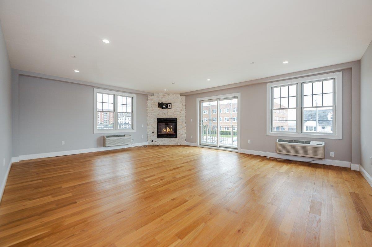 Condo Broadway  Nassau County, NY 11561, MLS-890428-4