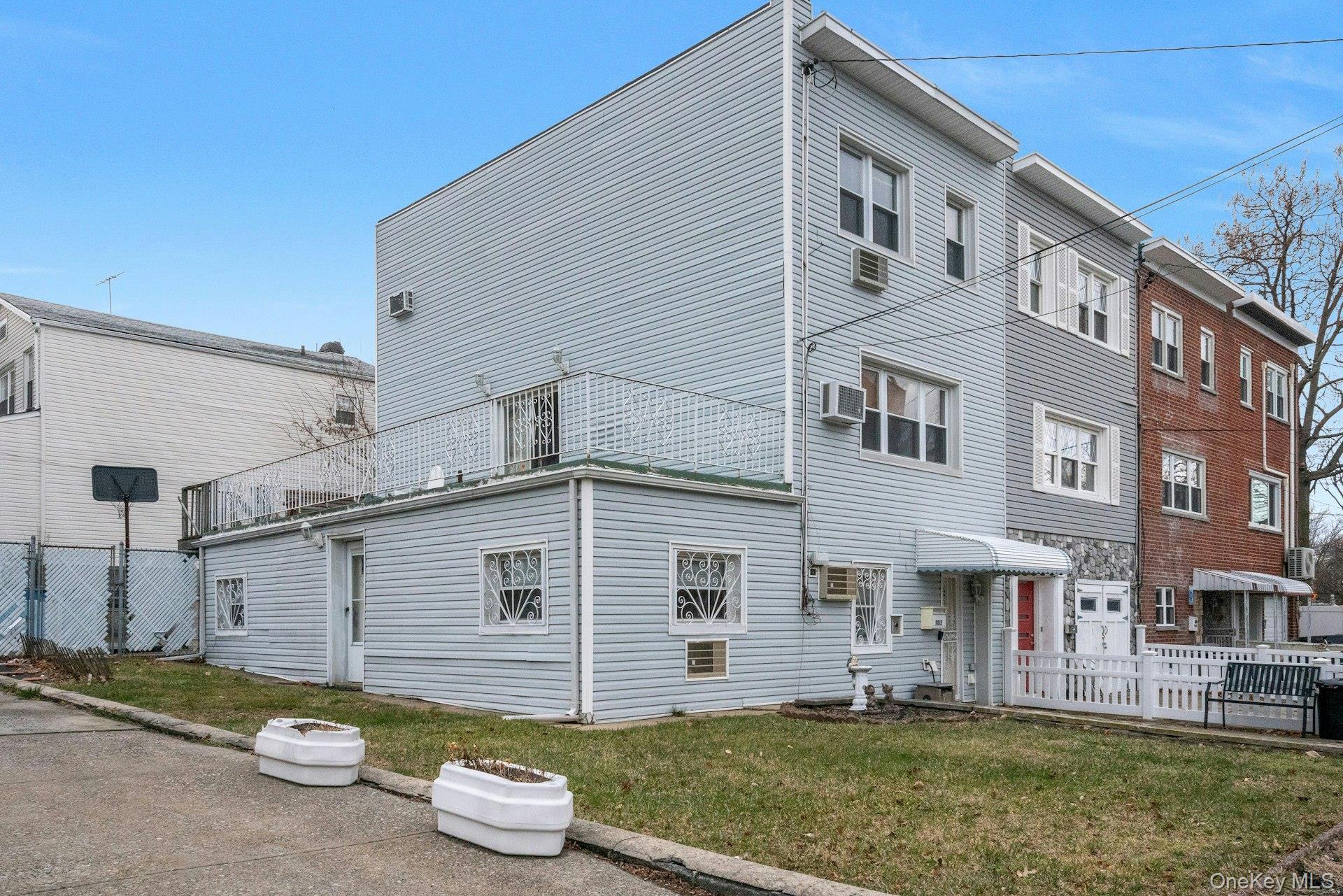 Single Family Stadium  Bronx, NY 10465, MLS-890561-3