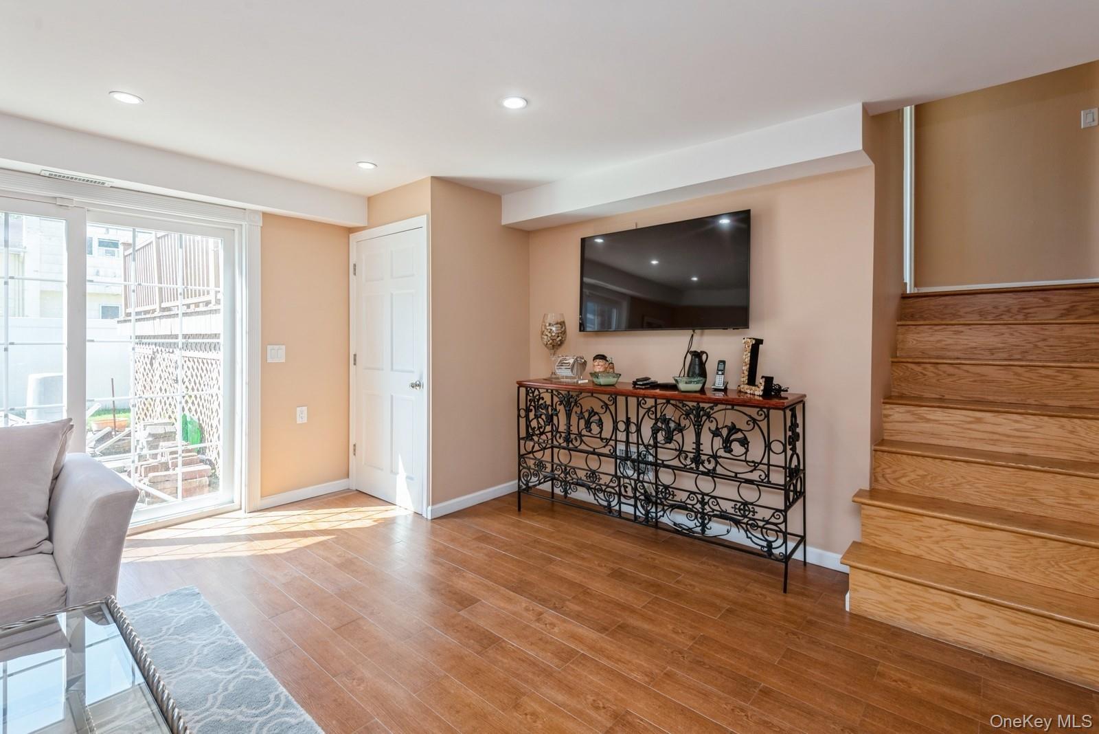 Single Family Redwood Nassau County, NY 11516, MLS-890631-28