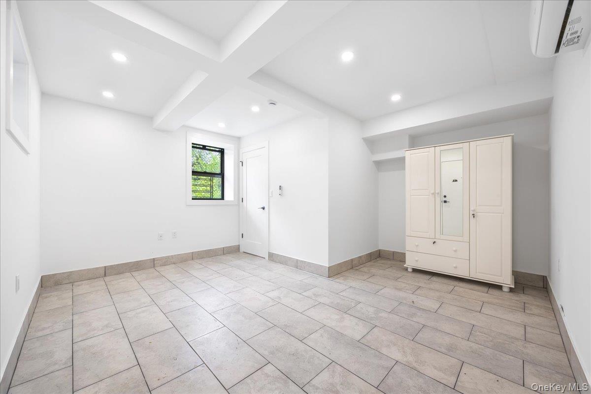 Commercial Sale Sexton  Bronx, NY 10469, MLS-890821-21