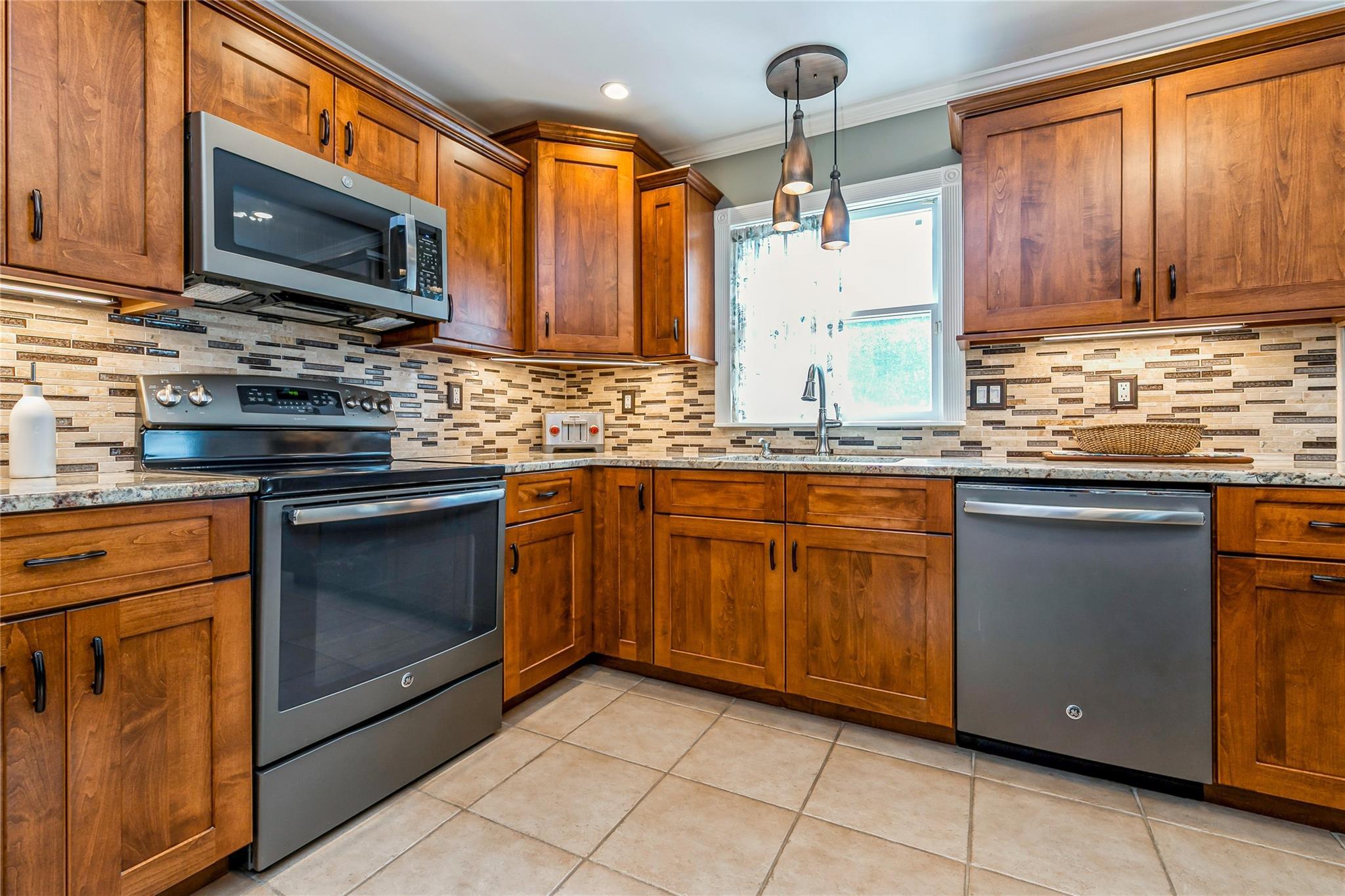 Single Family Maple  Suffolk County, NY 11763, MLS-890852-5