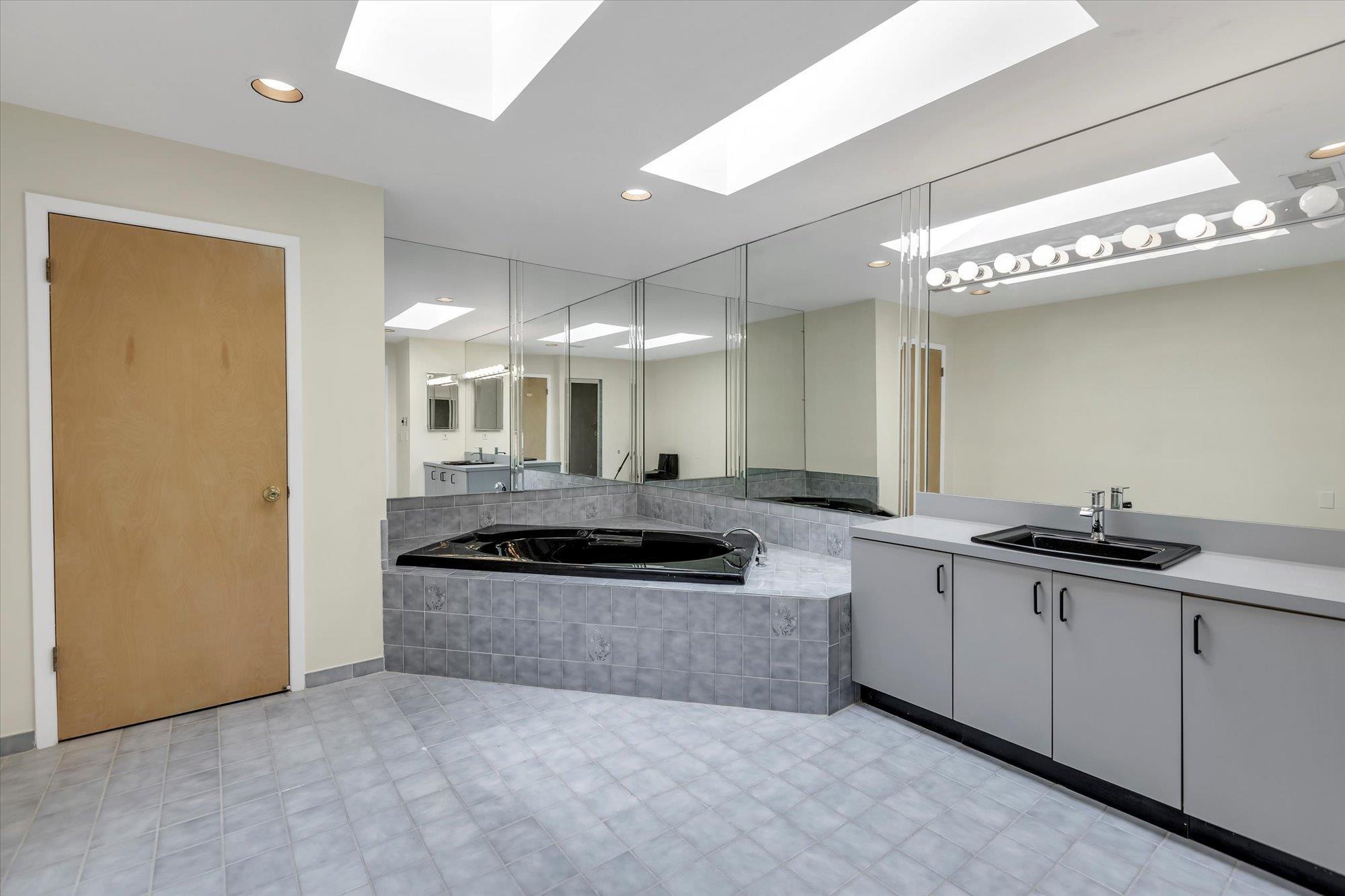 Condo Heiko  Suffolk County, NY 11768, MLS-891006-18