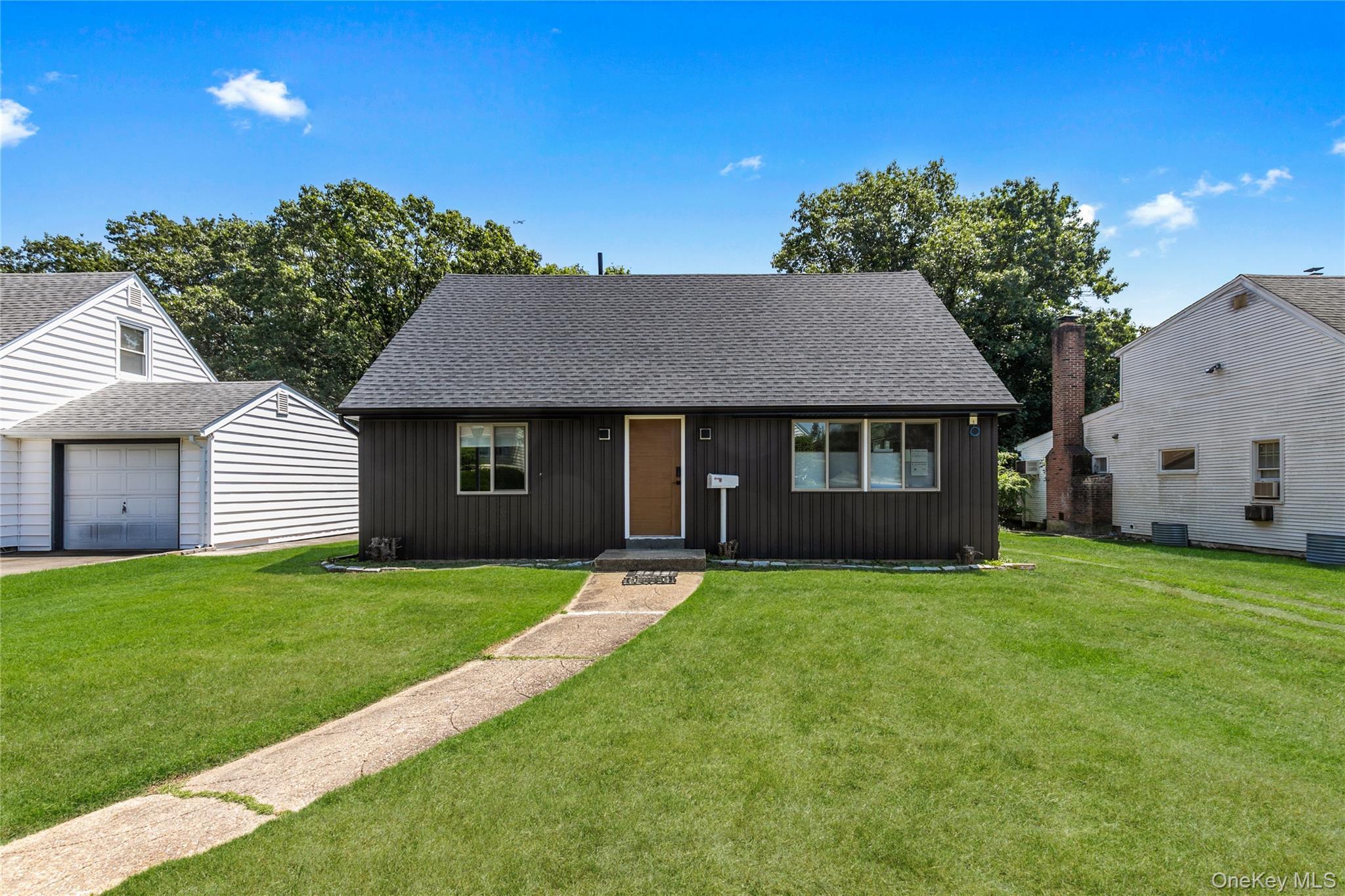 Single Family Oak Ridge  Nassau County, NY 11507, MLS-891014-13