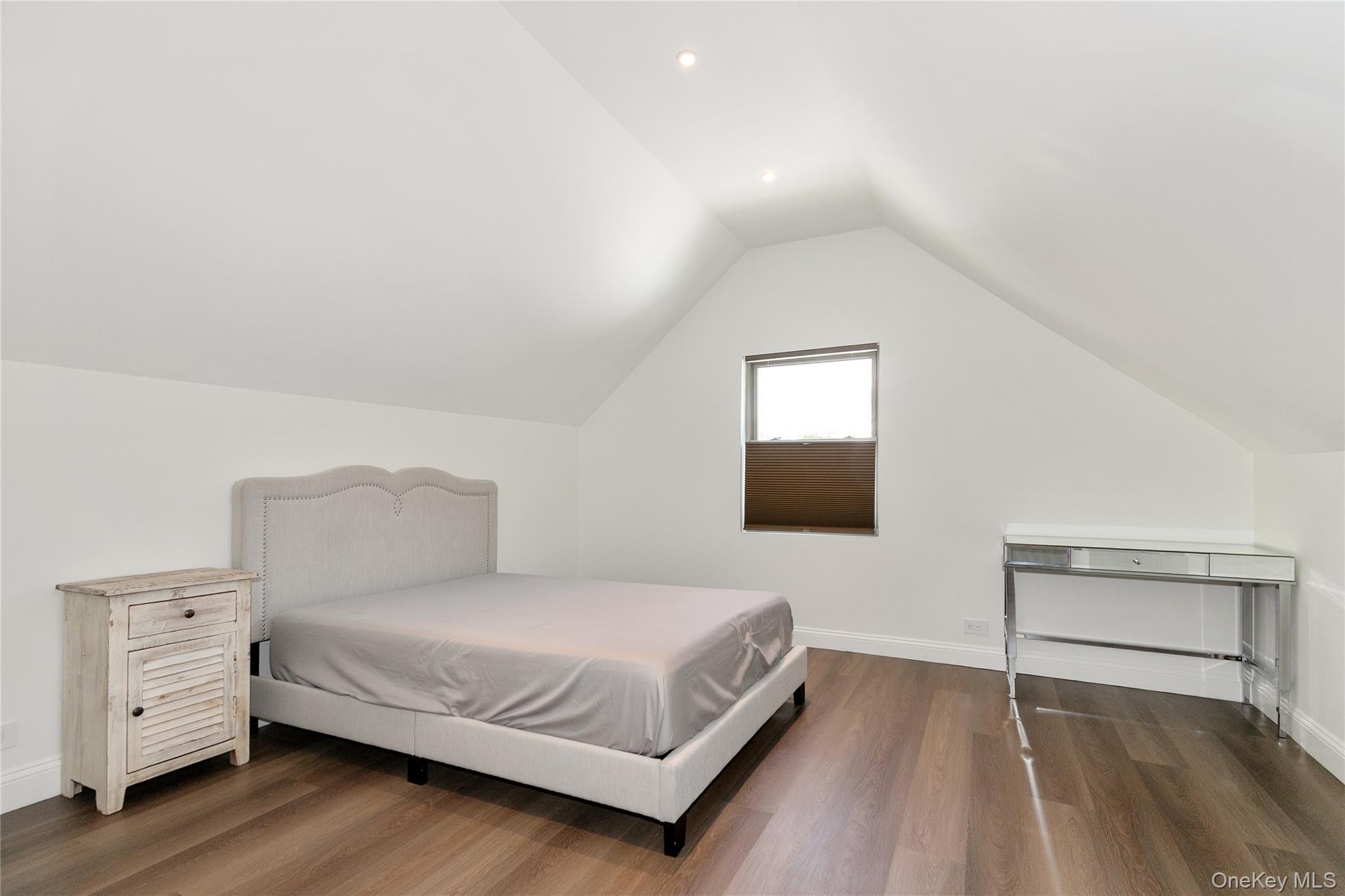 Single Family Oak Ridge  Nassau County, NY 11507, MLS-891014-16