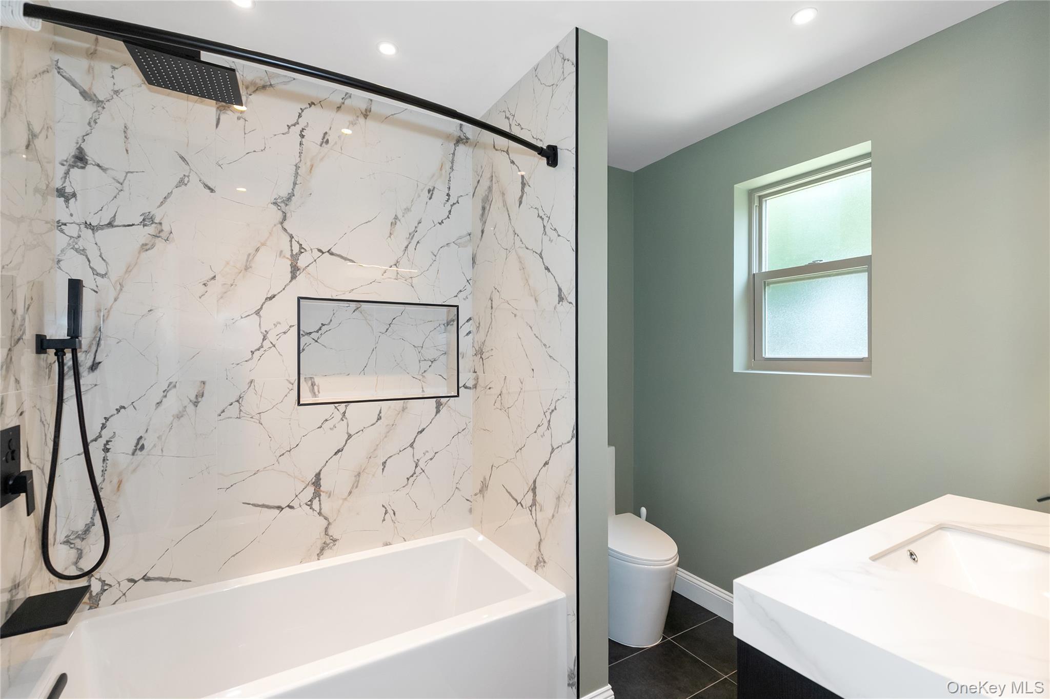 Single Family Oak Ridge  Nassau County, NY 11507, MLS-891014-20