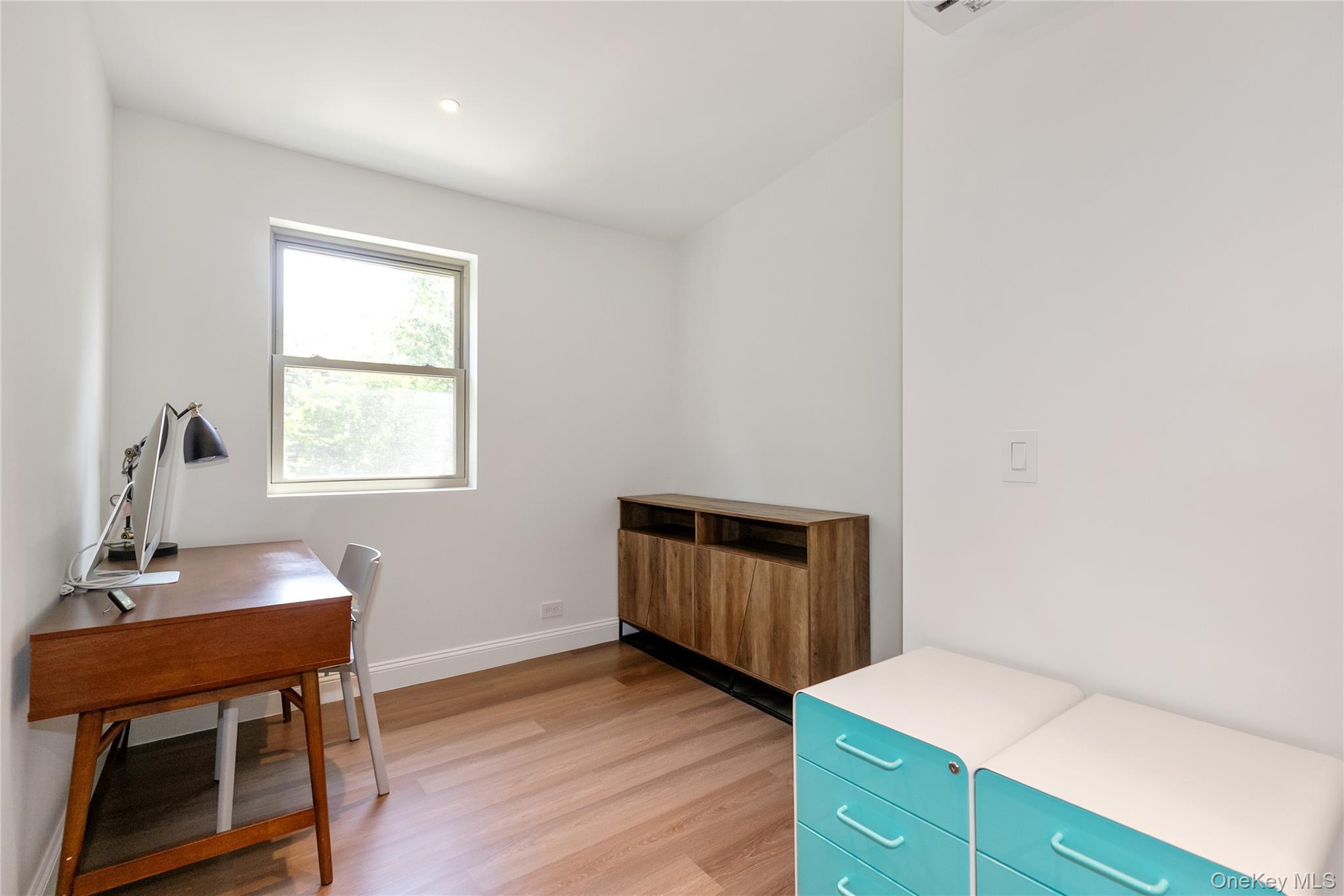 Single Family Oak Ridge  Nassau County, NY 11507, MLS-891014-24