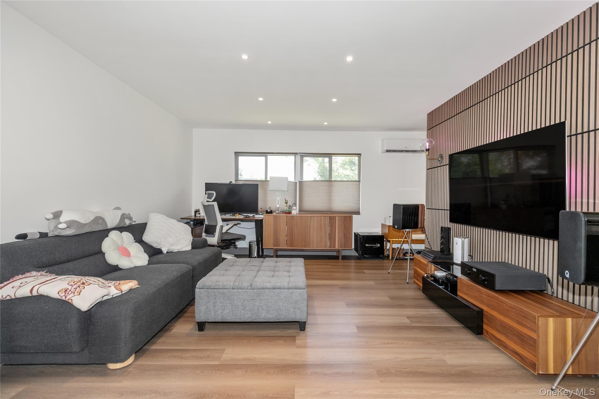 Single Family Oak Ridge  Nassau County, NY 11507, MLS-891014-4