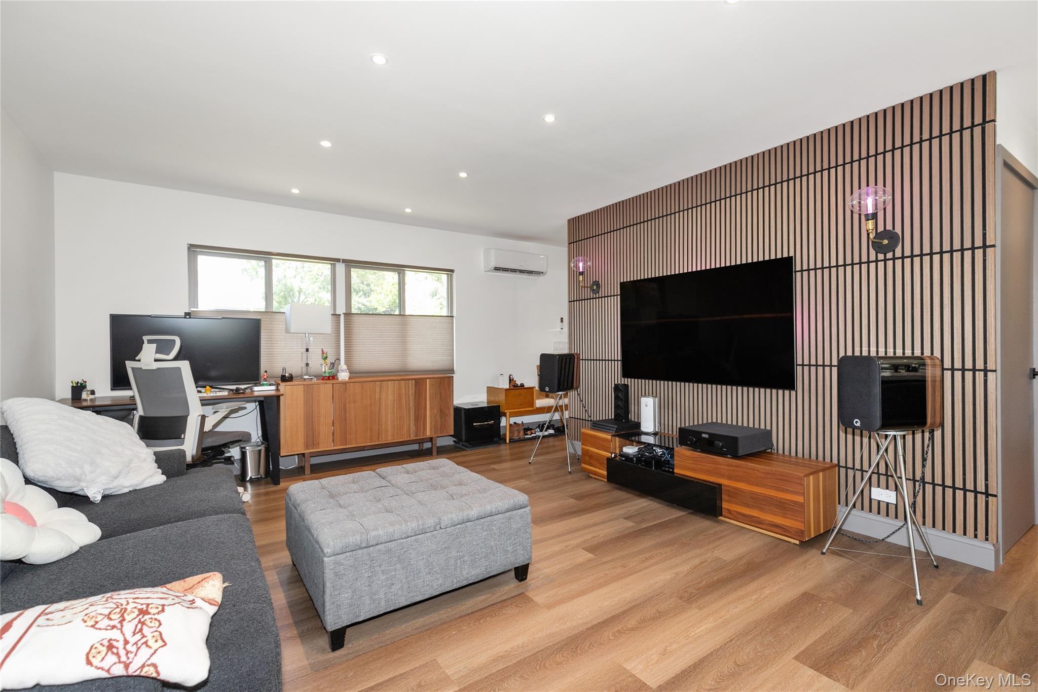 Single Family Oak Ridge  Nassau County, NY 11507, MLS-891014-5