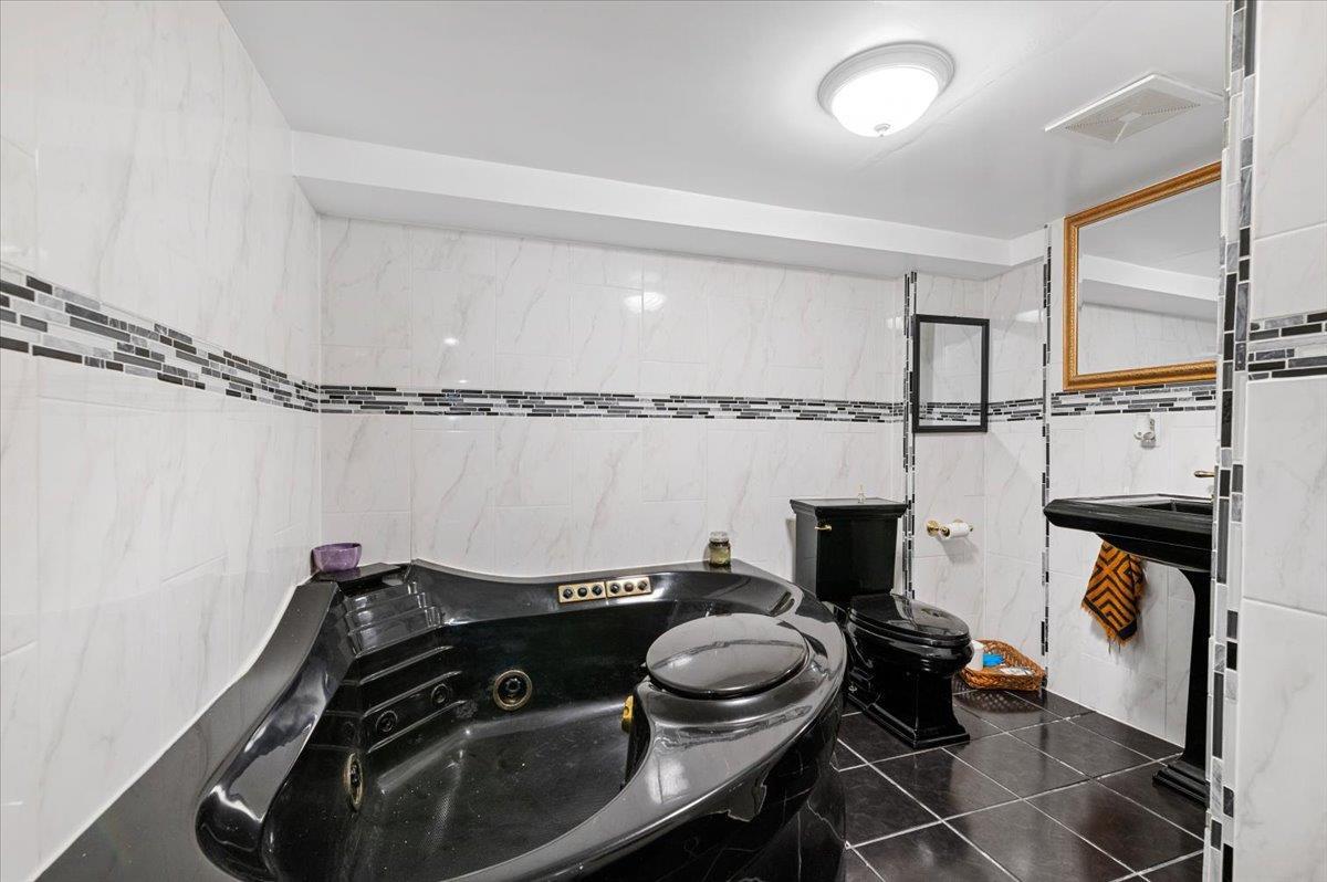 Single Family Knoll  Suffolk County, NY 11757, MLS-891629-21