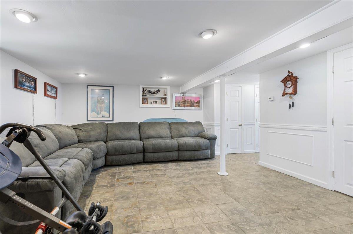 Single Family Knoll  Suffolk County, NY 11757, MLS-891629-25