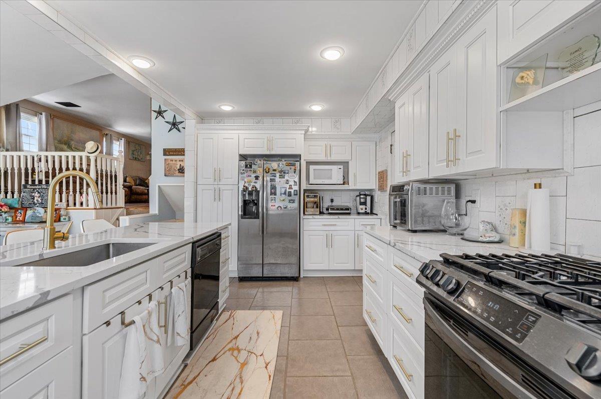 Single Family Knoll  Suffolk County, NY 11757, MLS-891629-5