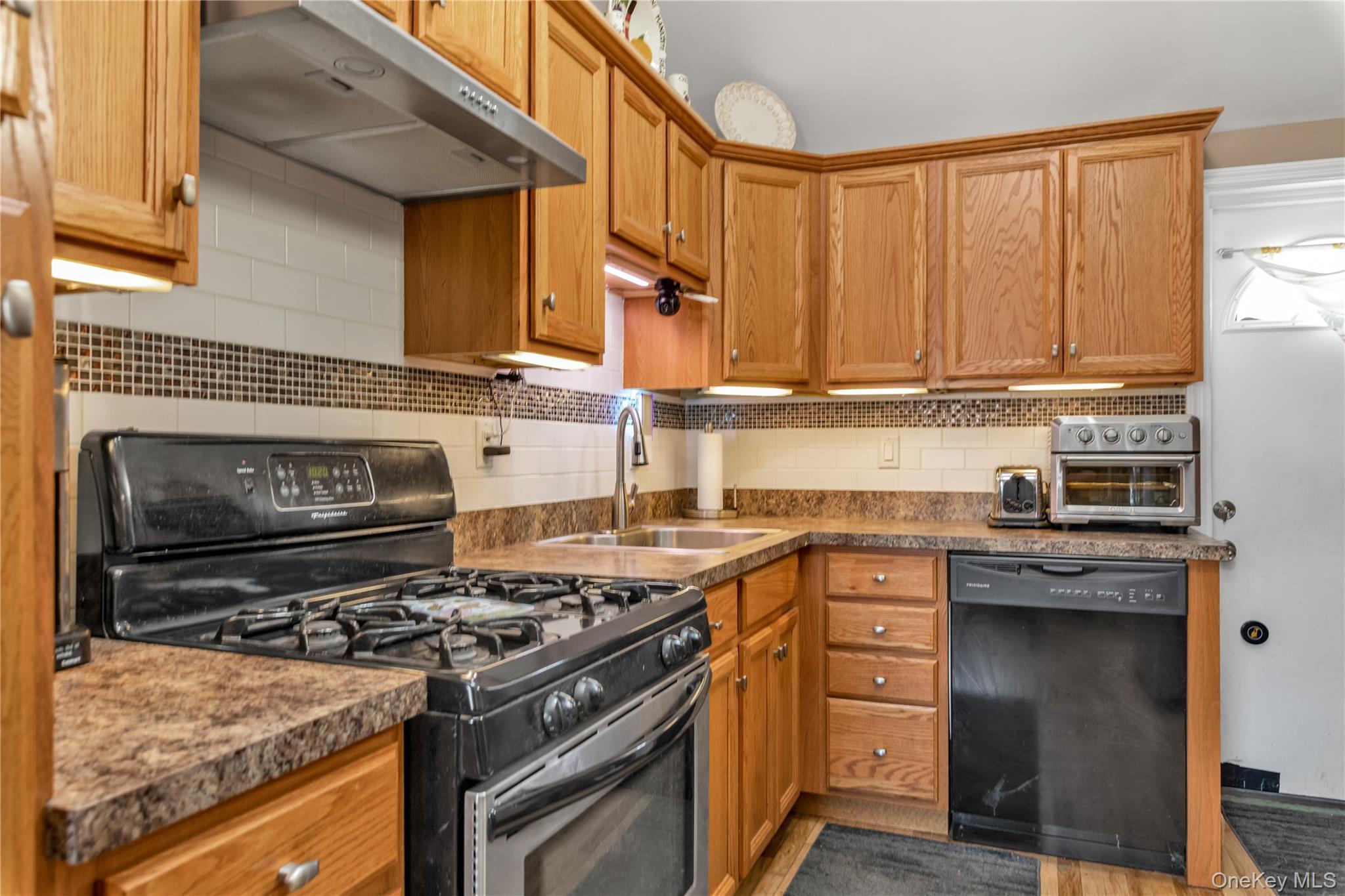 Single Family Hamilton Nassau County, NY 11558, MLS-891705-7