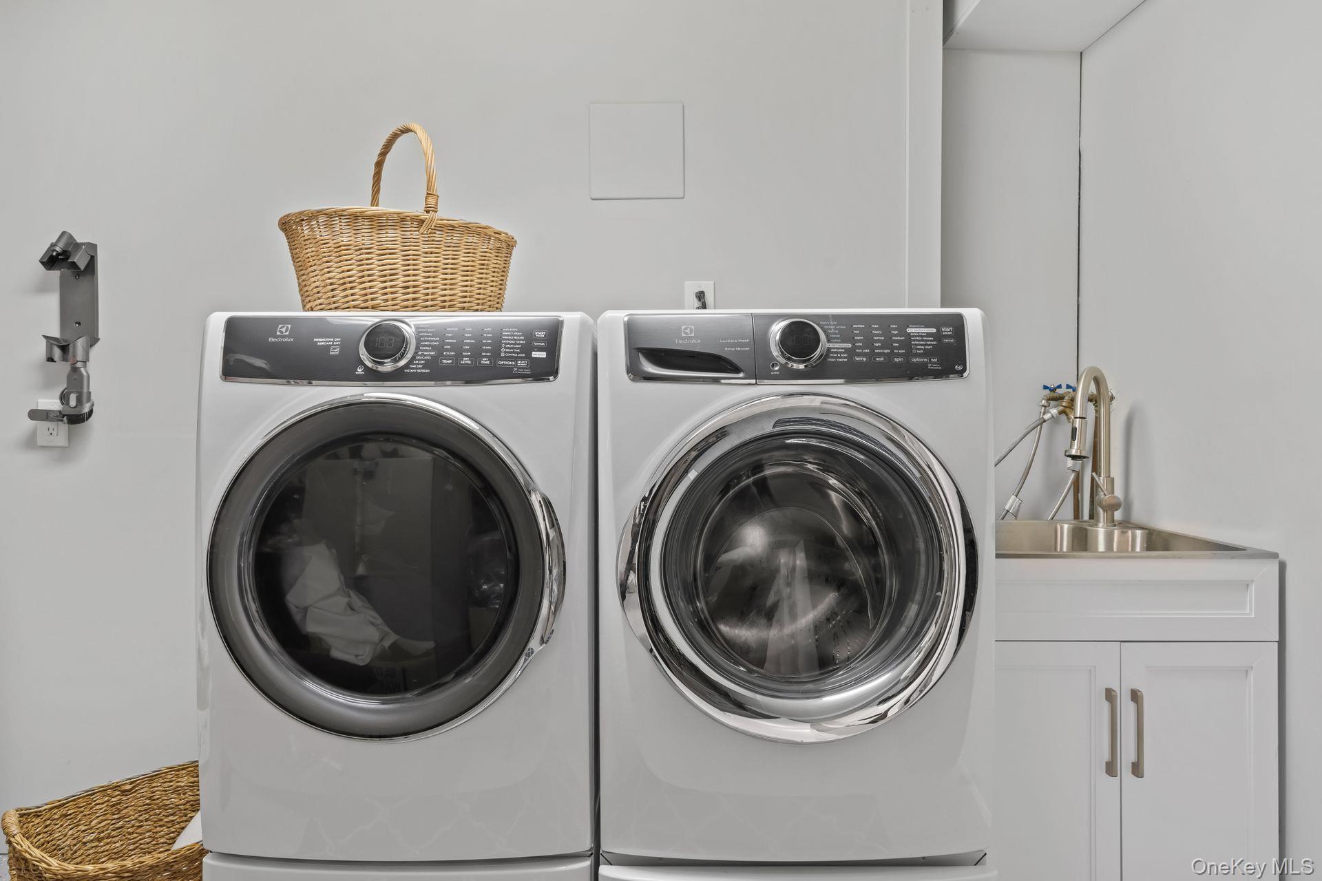 Single Family Thorman Suffolk County, NY 11743, MLS-891808-21