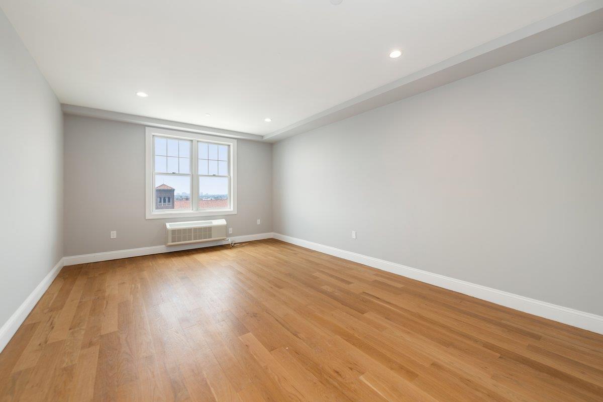Condo Broadway  Nassau County, NY 11561, MLS-891818-16