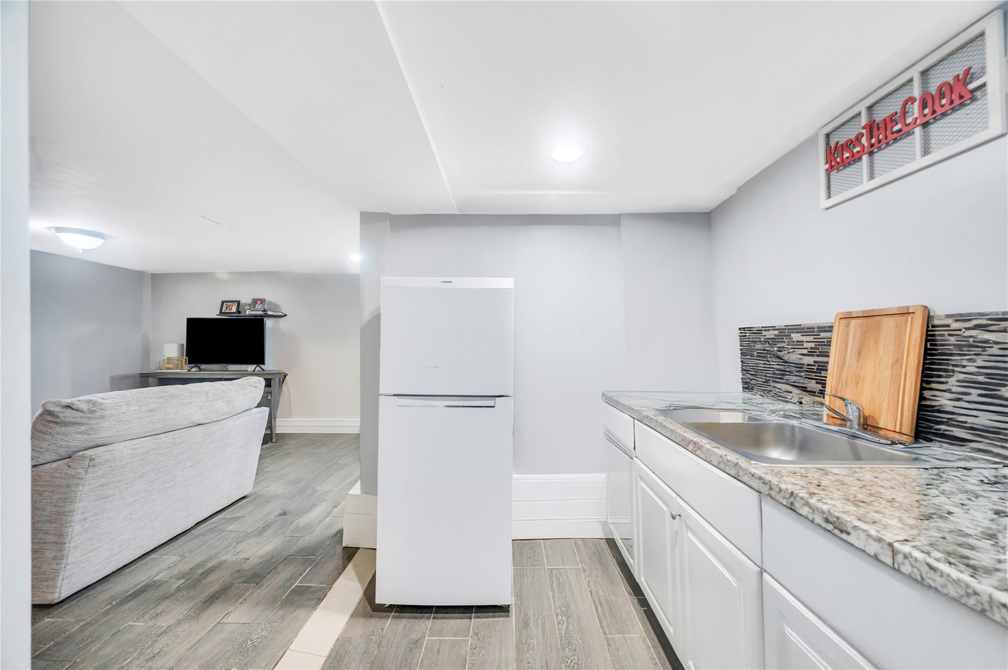 Single Family Grand Terrace Nassau County, NY 11510, MLS-891930-24