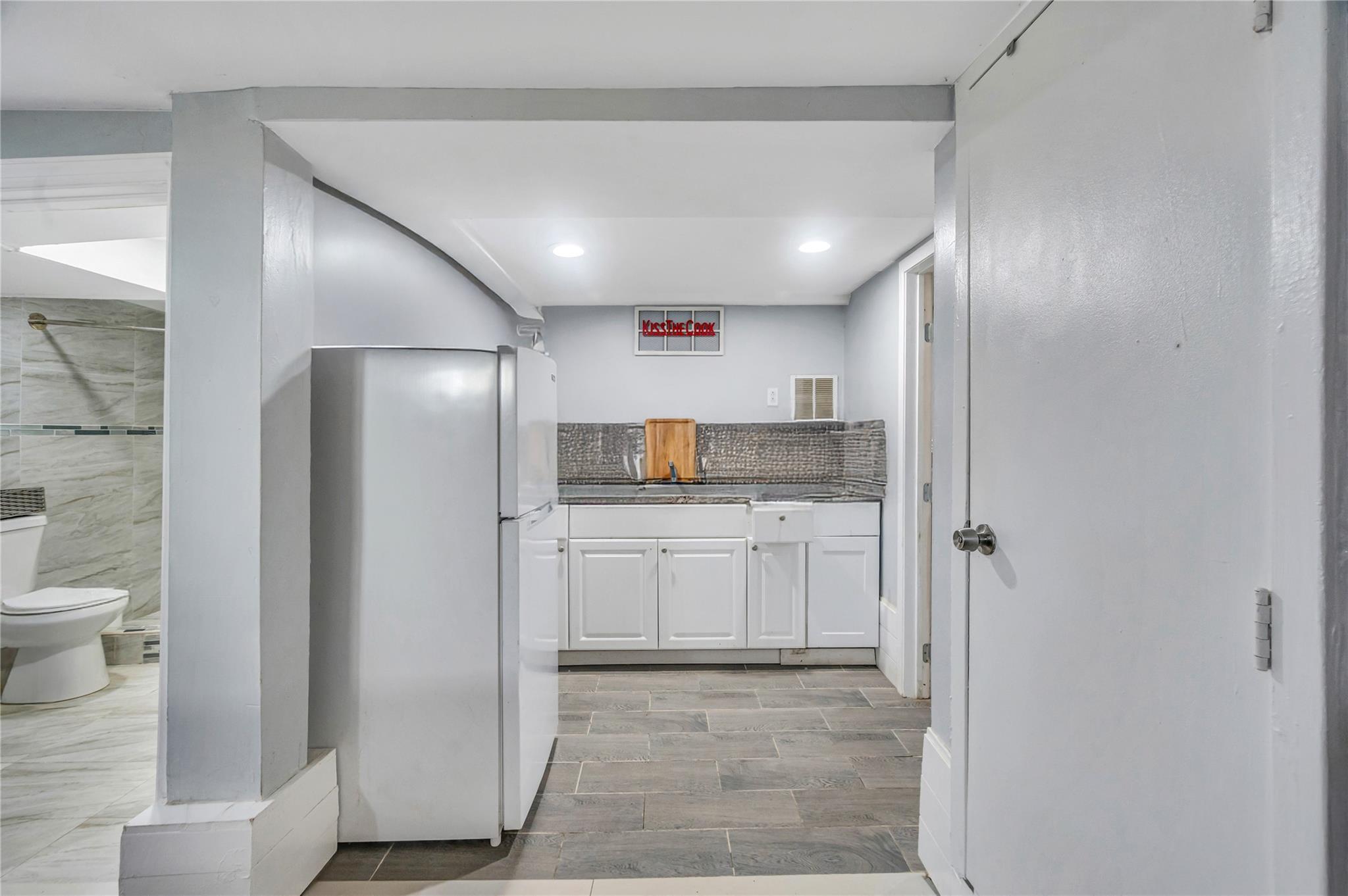 Single Family Grand Terrace Nassau County, NY 11510, MLS-891930-25