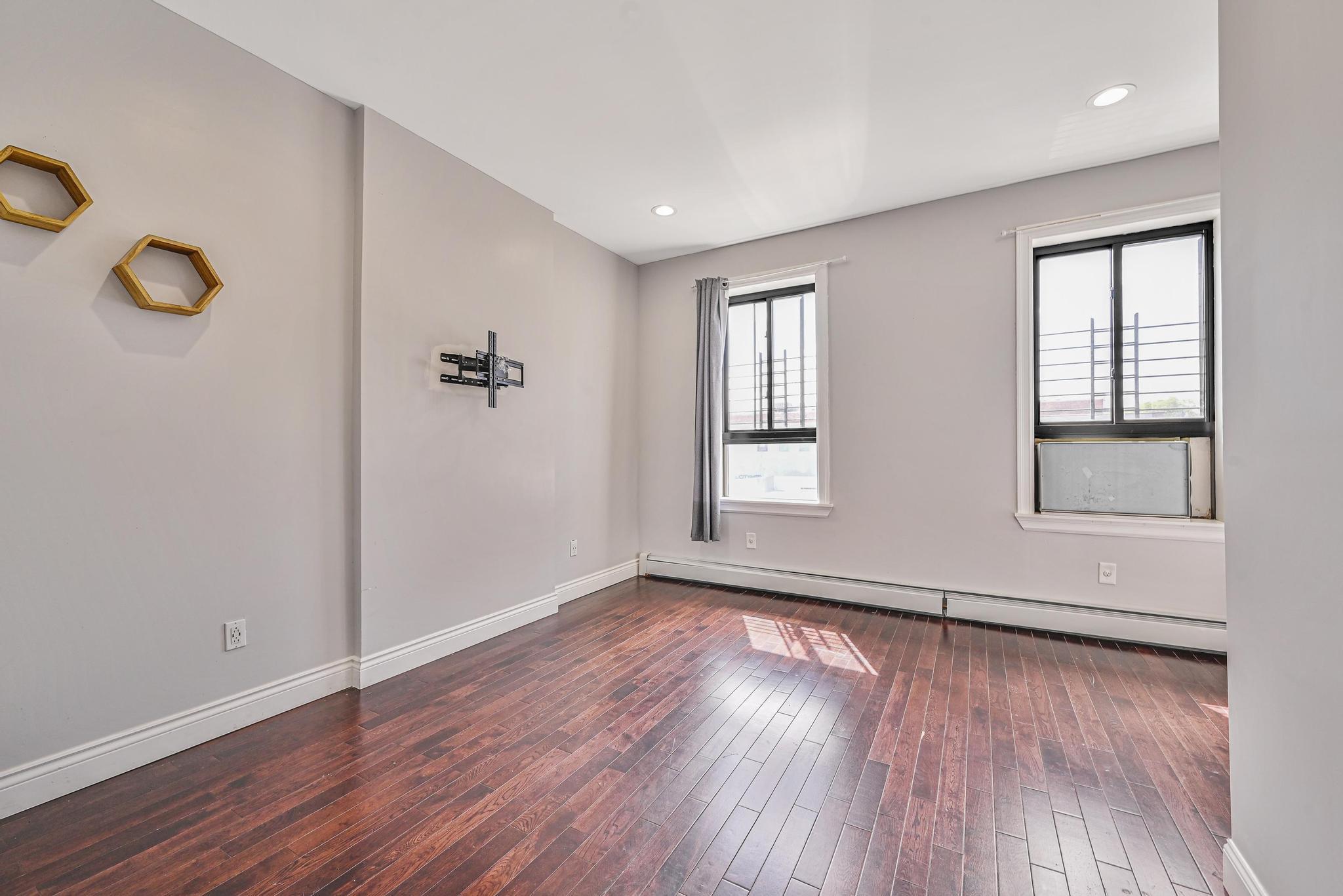 Single Family 35th Queens, NY 11101, MLS-892367-14