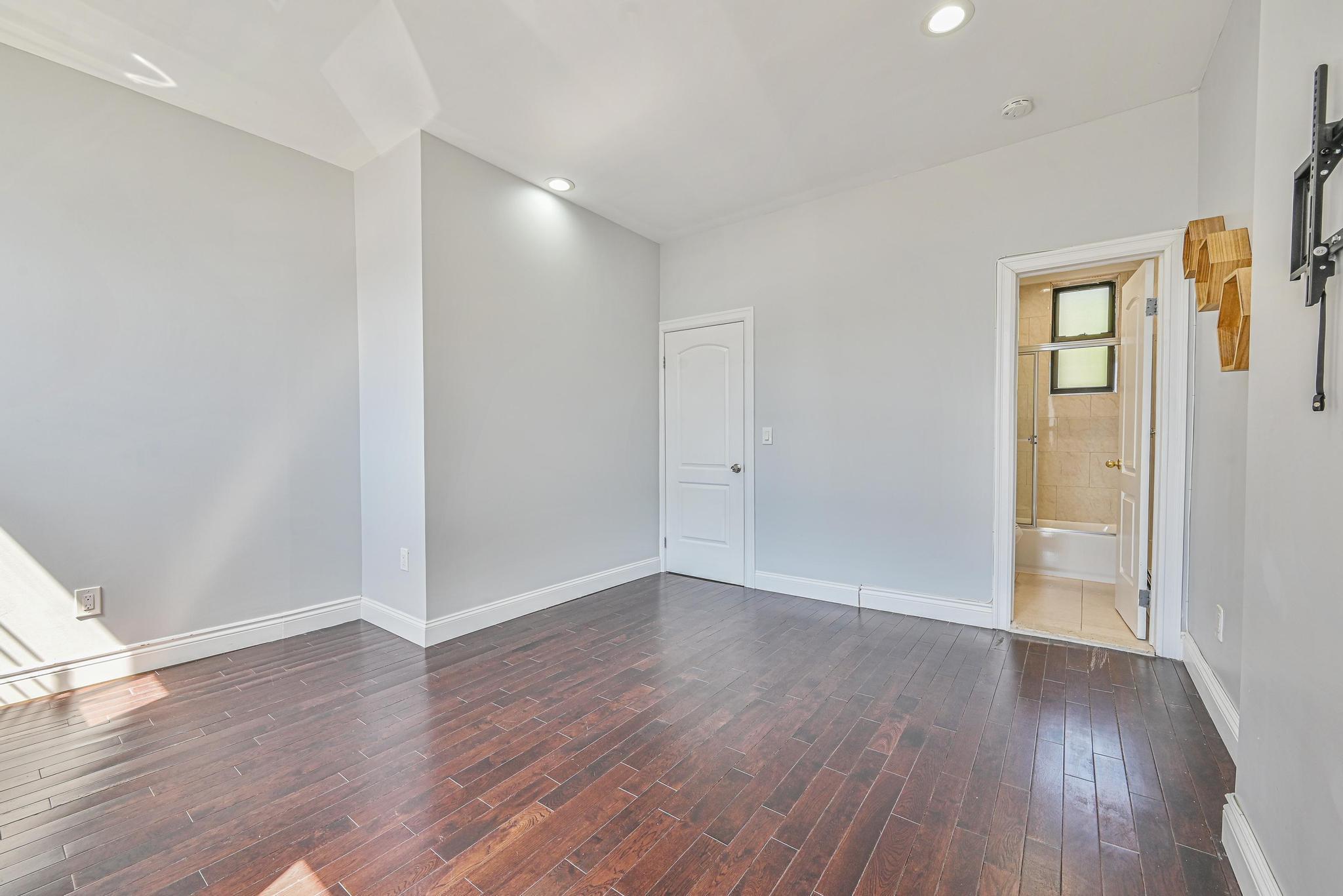 Single Family 35th Queens, NY 11101, MLS-892367-22