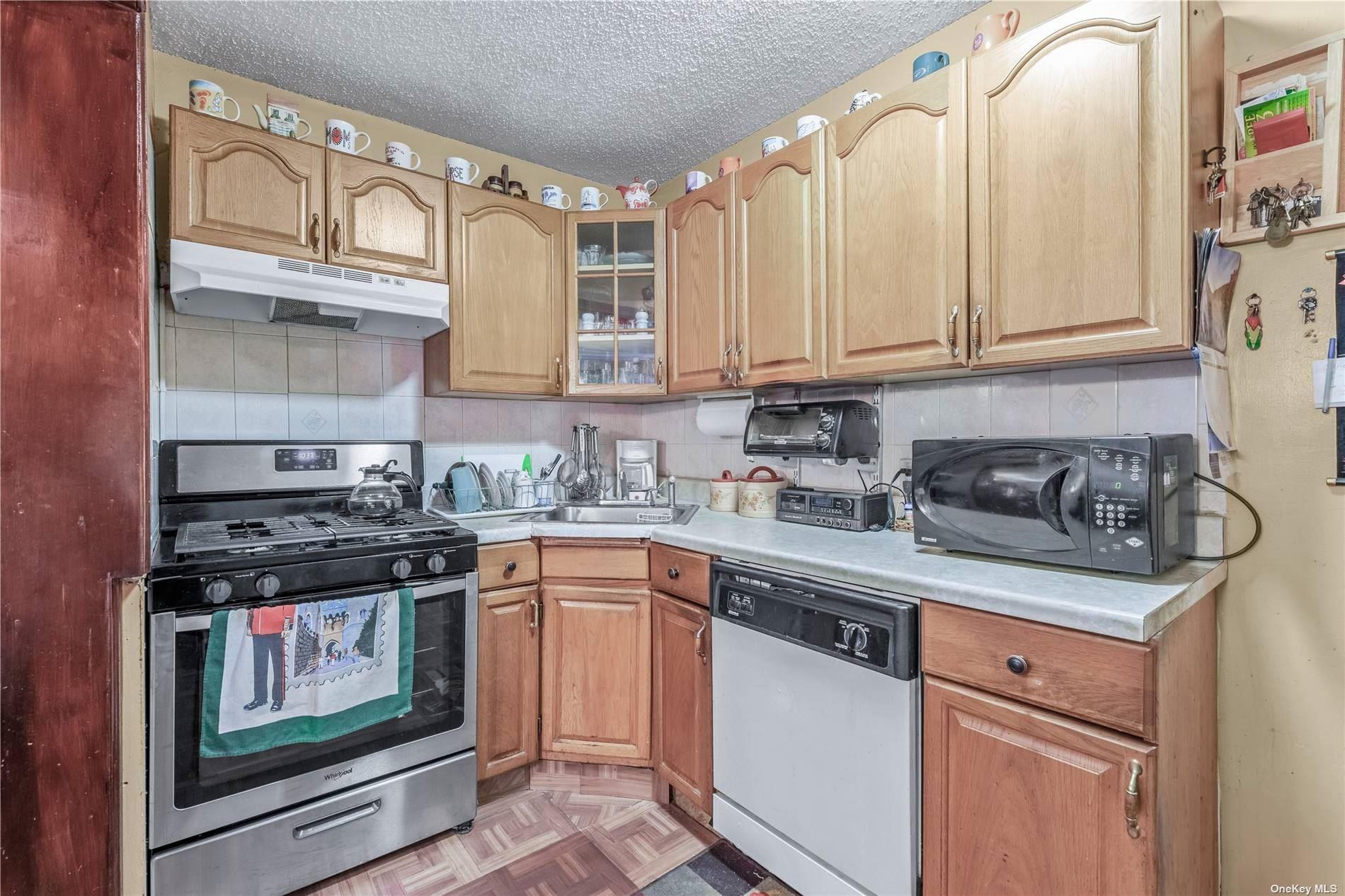 Single Family Mentone  Queens, NY 11413, MLS-892775-10