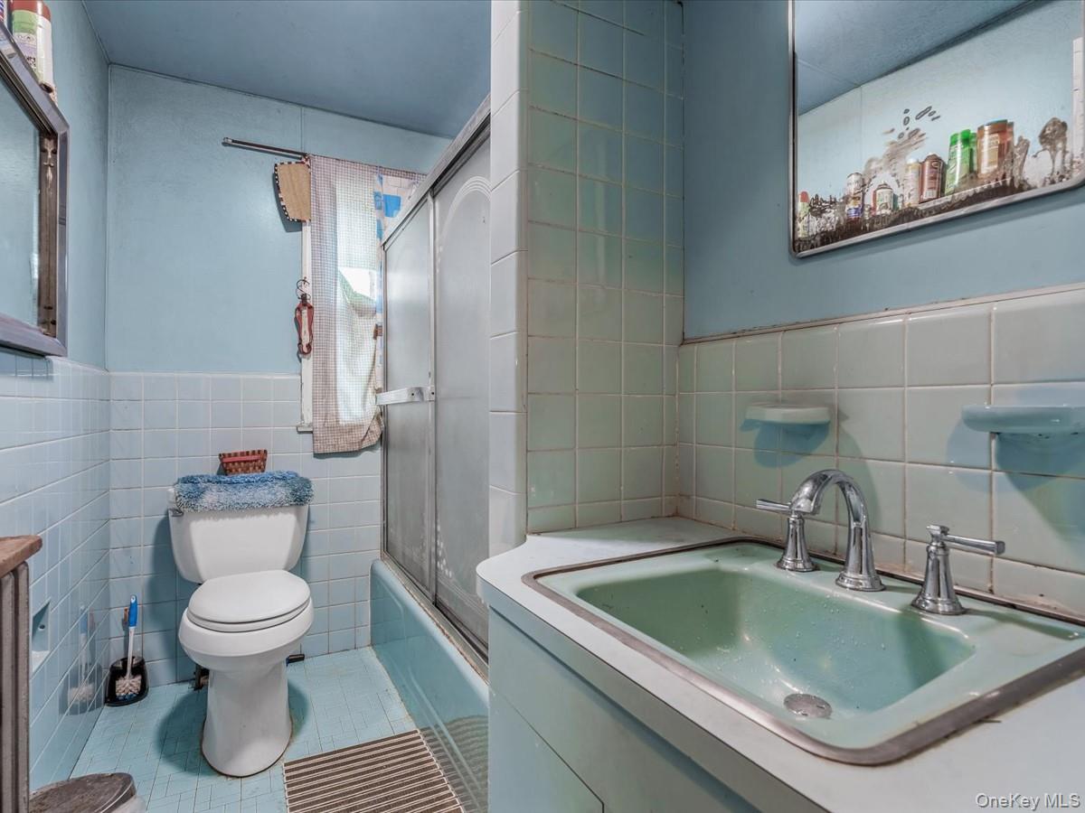 Single Family Saint Pauls Nassau County, NY 11550, MLS-892832-10