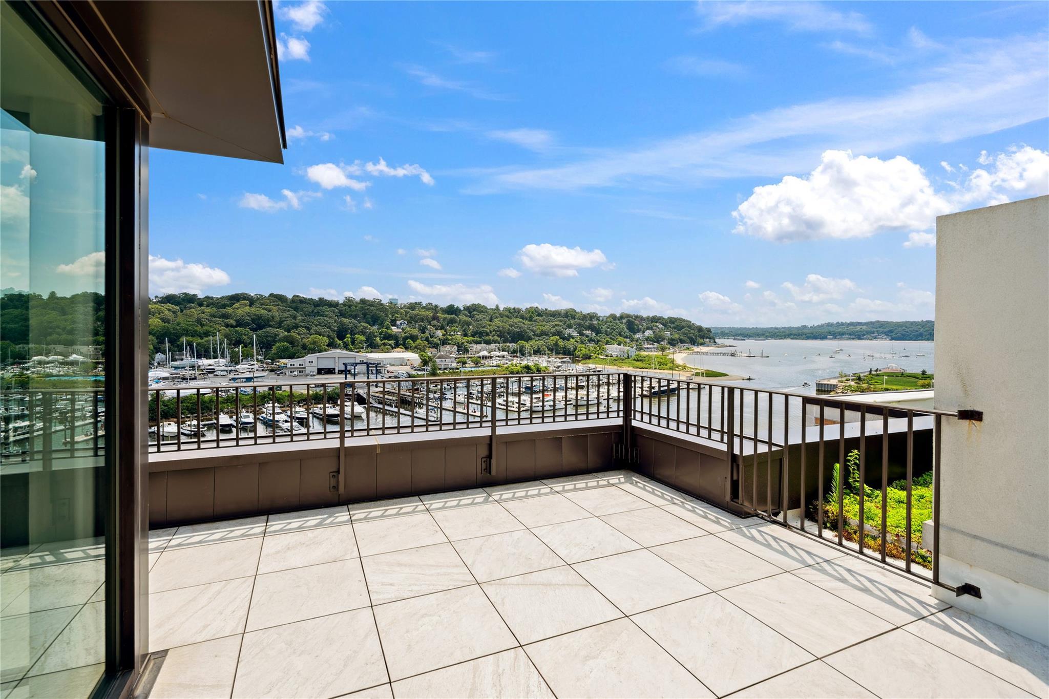 Condo Garvies Point  Nassau County, NY 11542, MLS-892951-23
